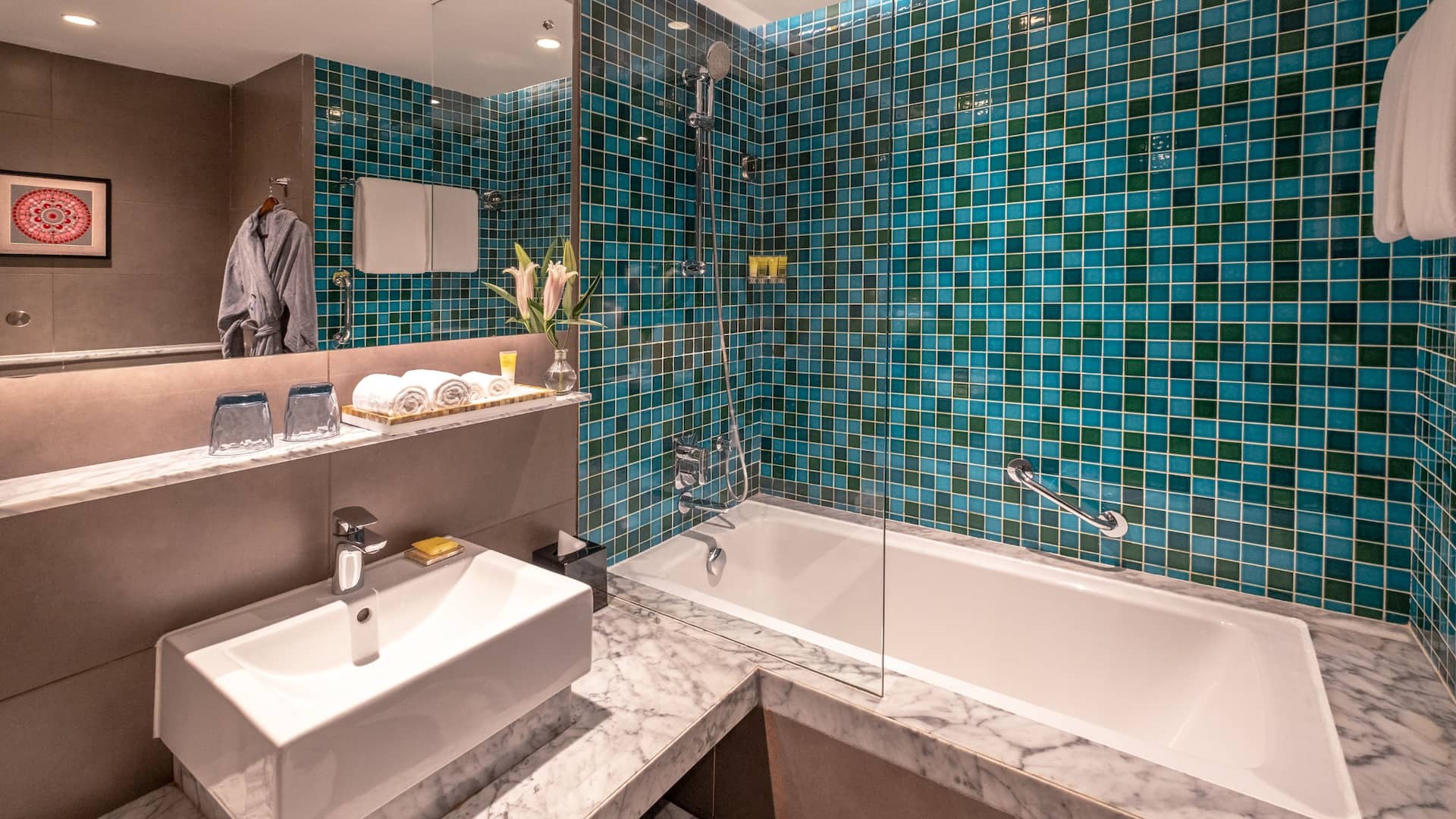 4/4 Hyatt Centric Candolim Goa Pool View Guestrooms Bathroom