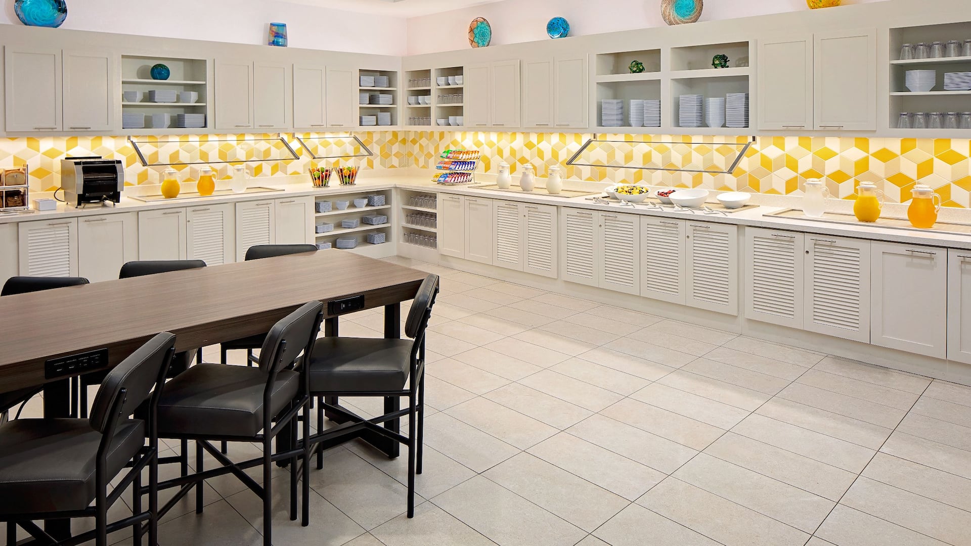 Hyatt Place Glendale / Los Angeles Lobby Kitchen