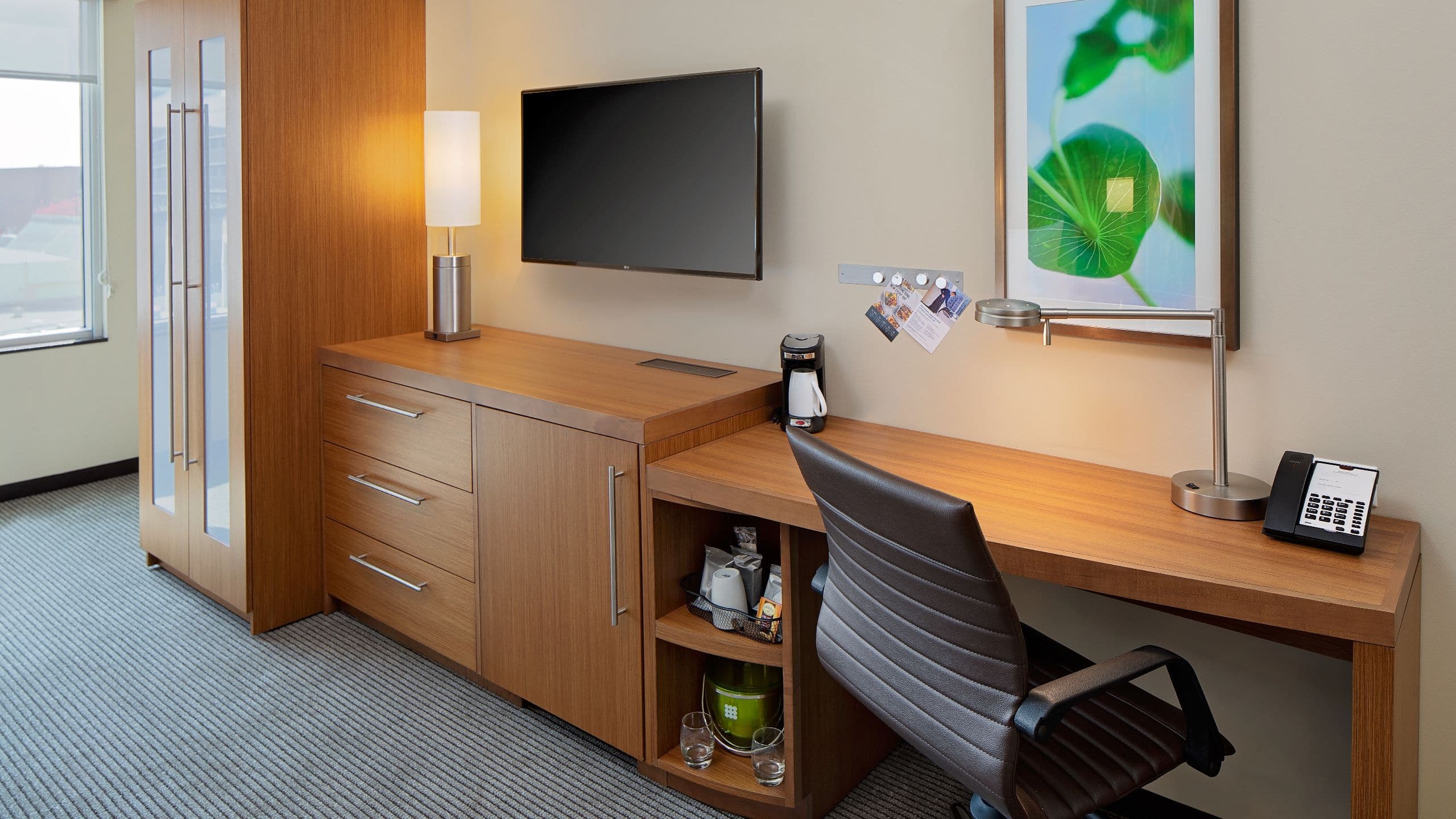 Hyatt Place Glendale / Los Angeles Guestroom Desk