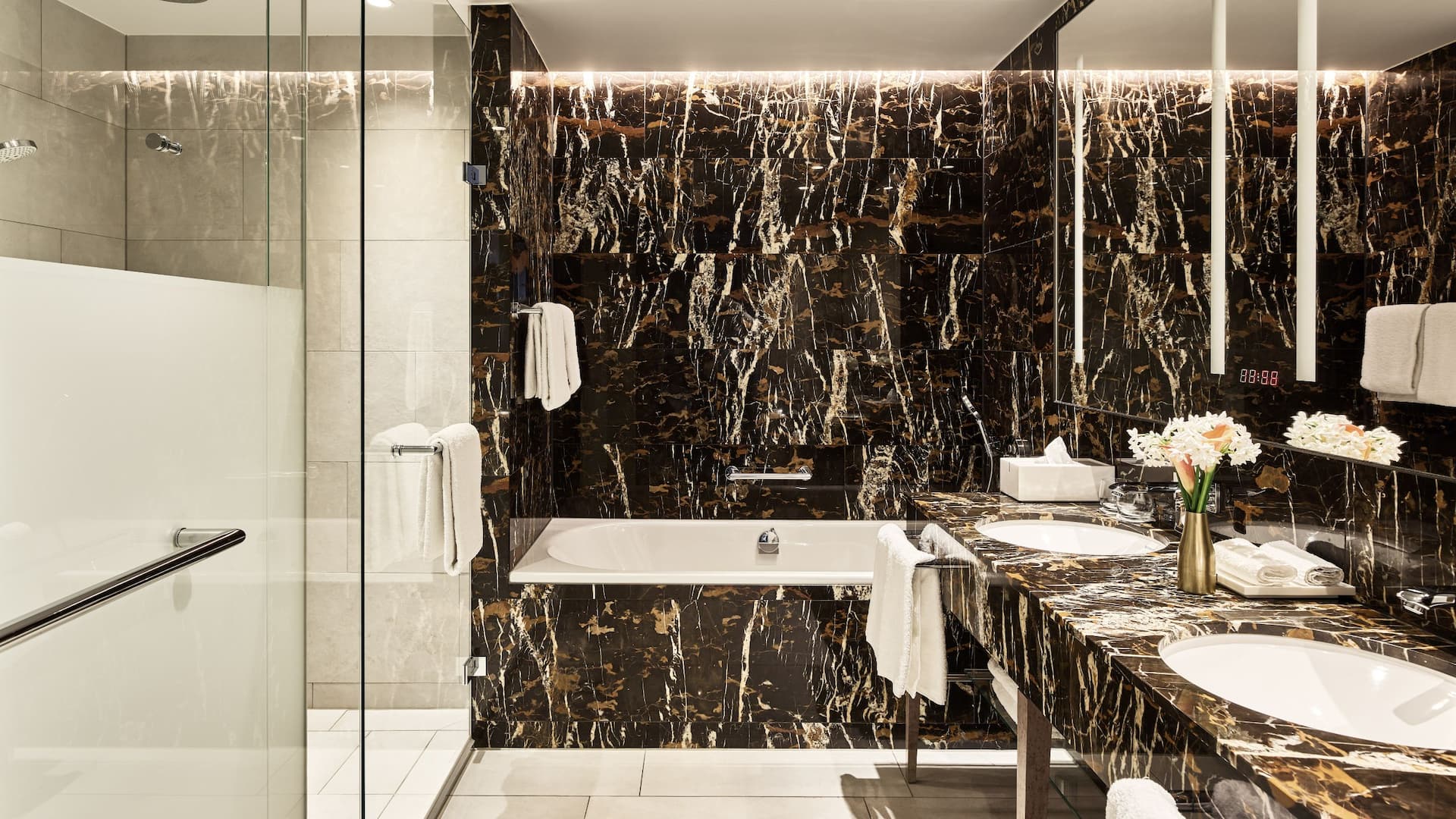 8 von 10 Hyatt Regency Amsterdam AMBA Suite Bathroom