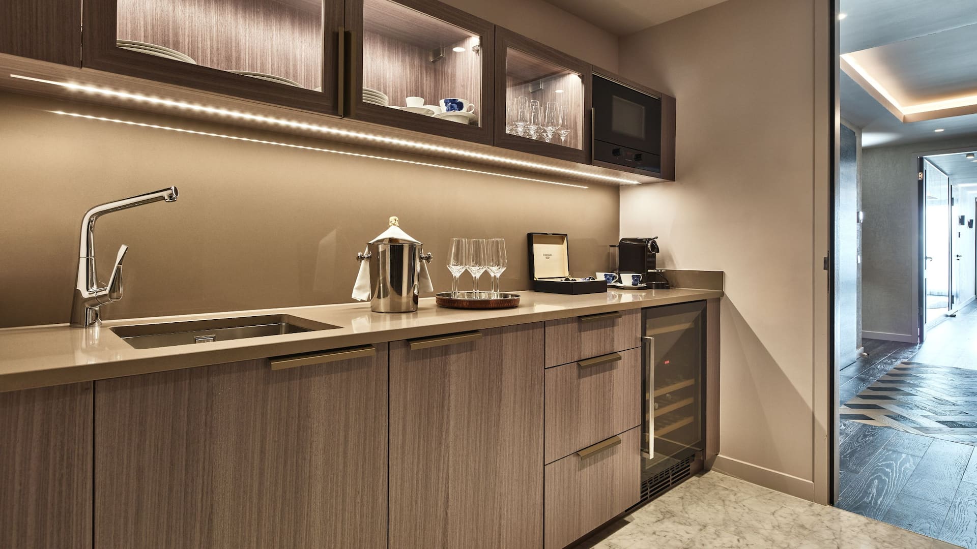 Hyatt Regency Amsterdam SPINOZ Suite Kitchen