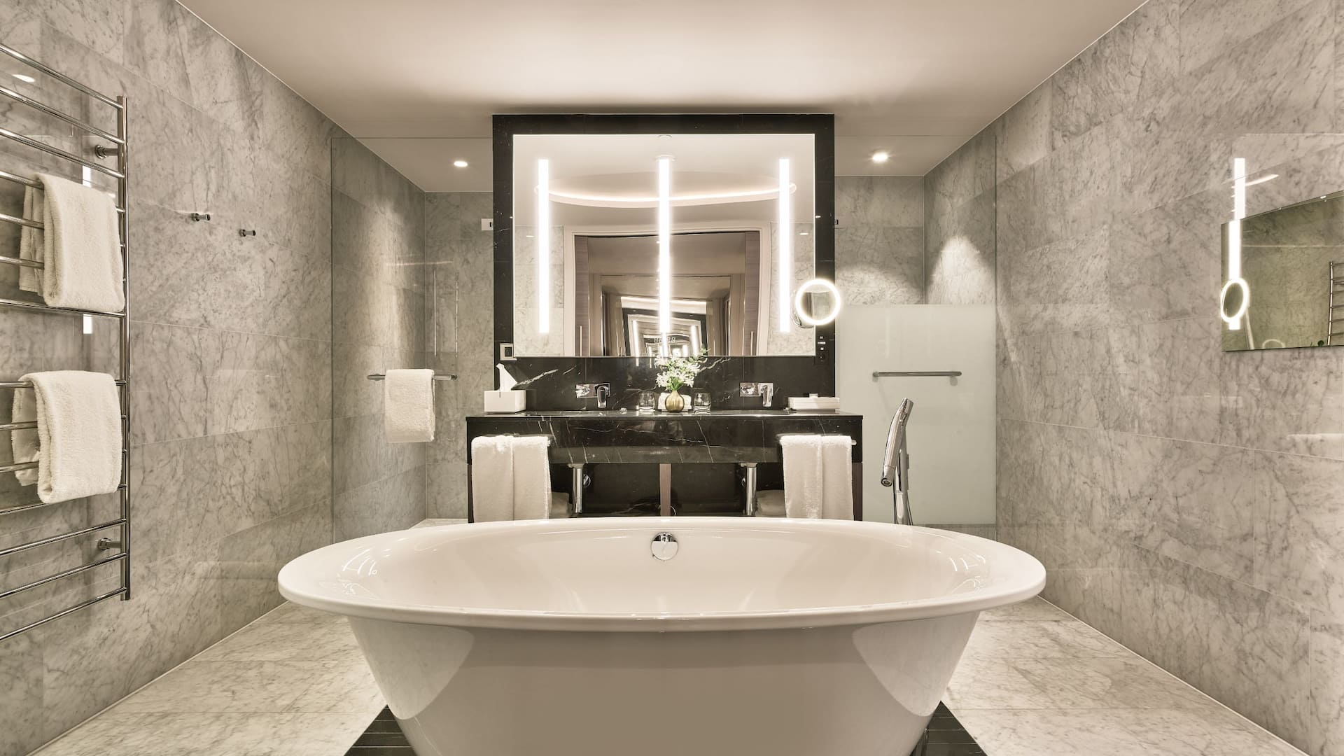 9 von 11 Hyatt Regency Amsterdam SPINOZ Suite Bathroom