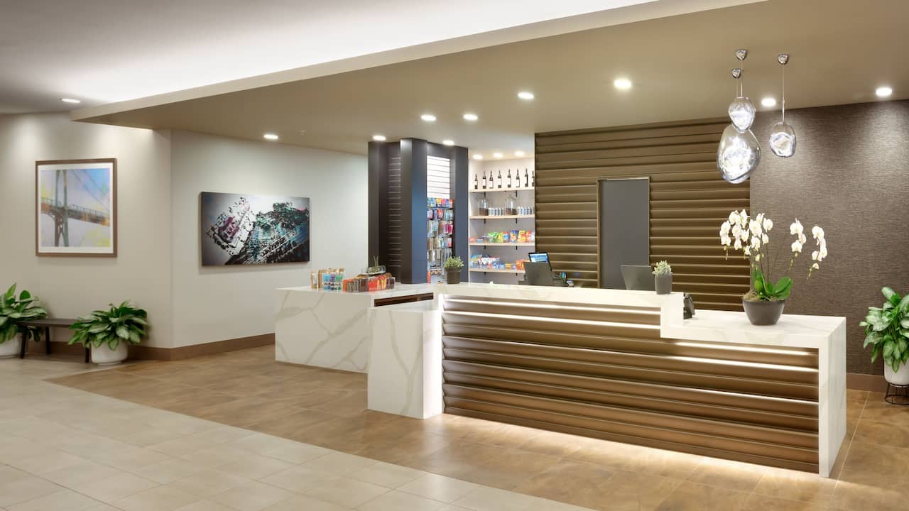 Front desk with H Market offering grab-and-go items 