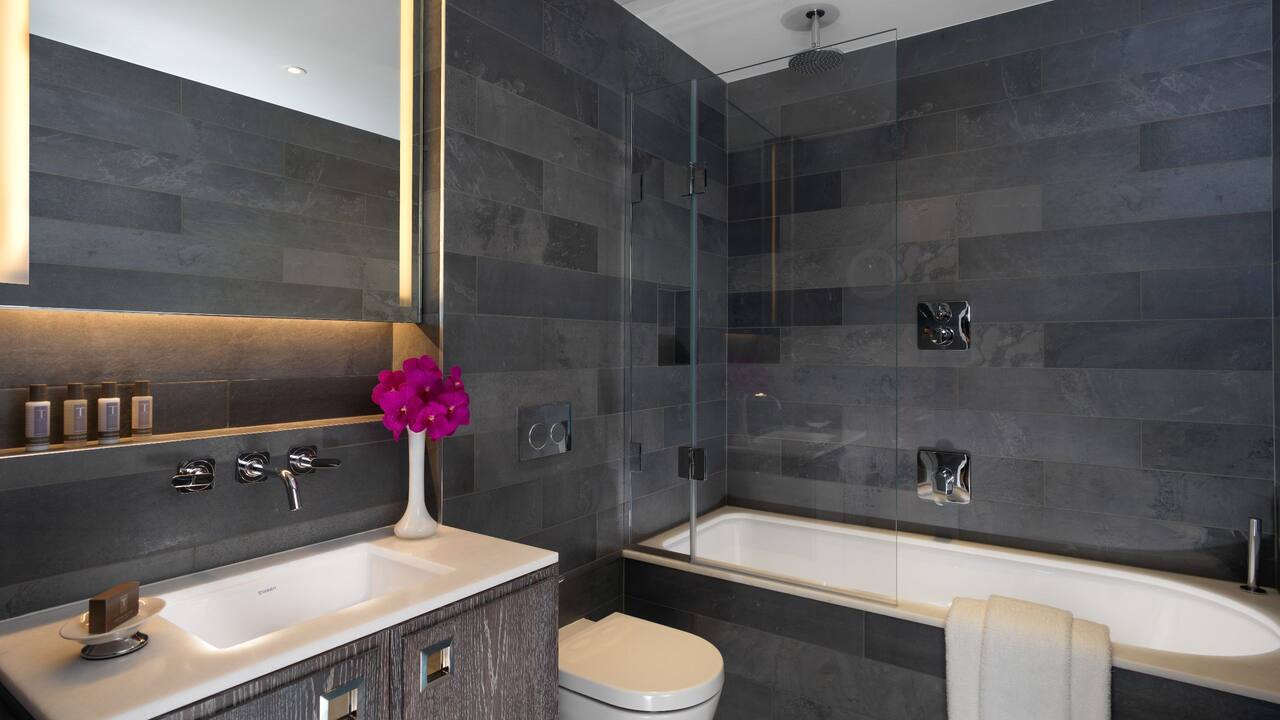 Deluxe Double Bathroom