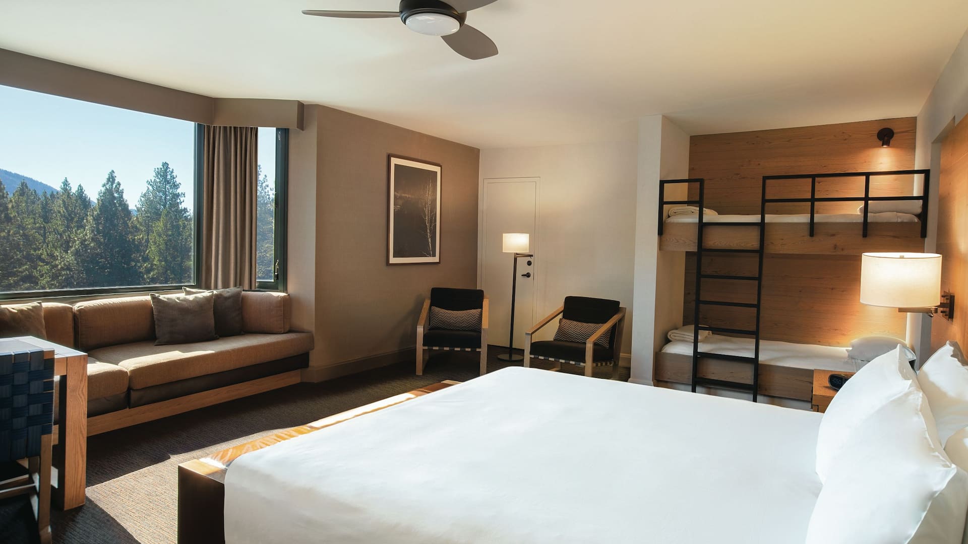 1 de 2 Hyatt Regency Lake Tahoe Resort, Spa and Casino Family Suite
