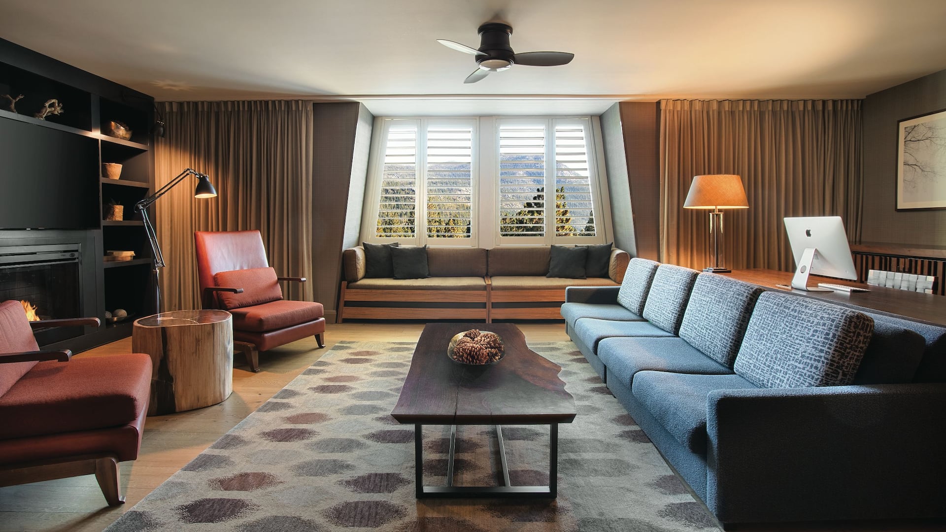 1 de 3 Hyatt Regency Lake Tahoe Resort, Spa and Casino Presidential Suite Living Room