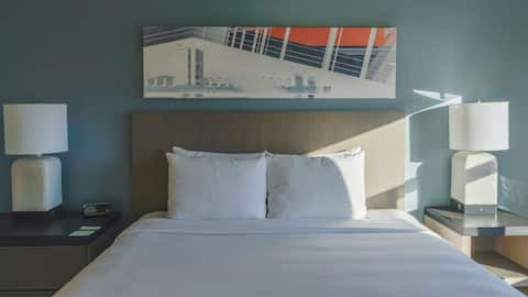 Modern Hotel Near Detroit | Hyatt House Royal Oak / Birmingham