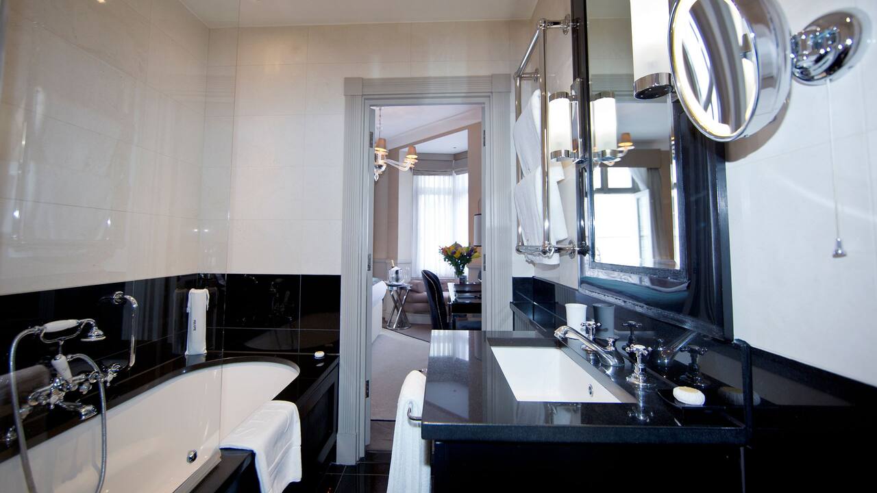 Superior room bathroom