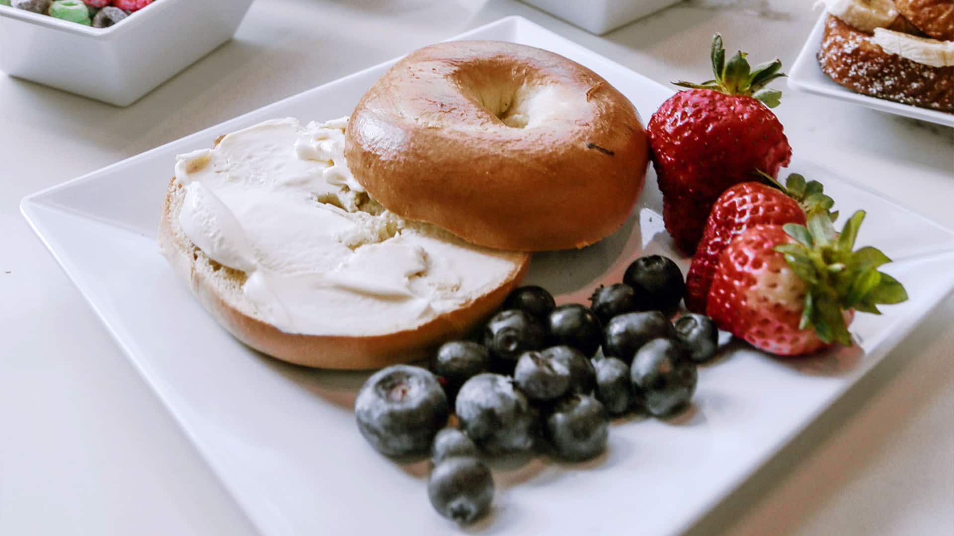 1 من 1 Hyatt Place Breakfast Bagel and Fruit