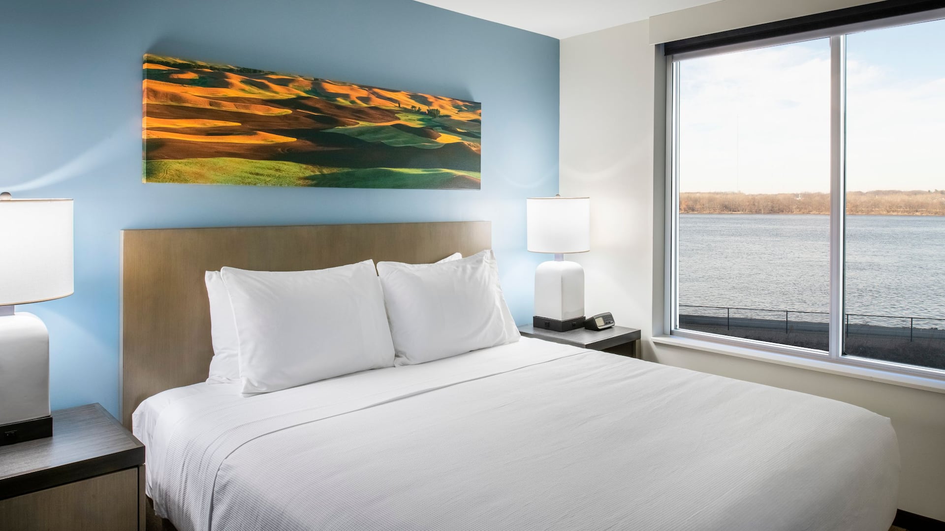 2 из 4 Hyatt House East Moline / Quad Cities King Bedroom