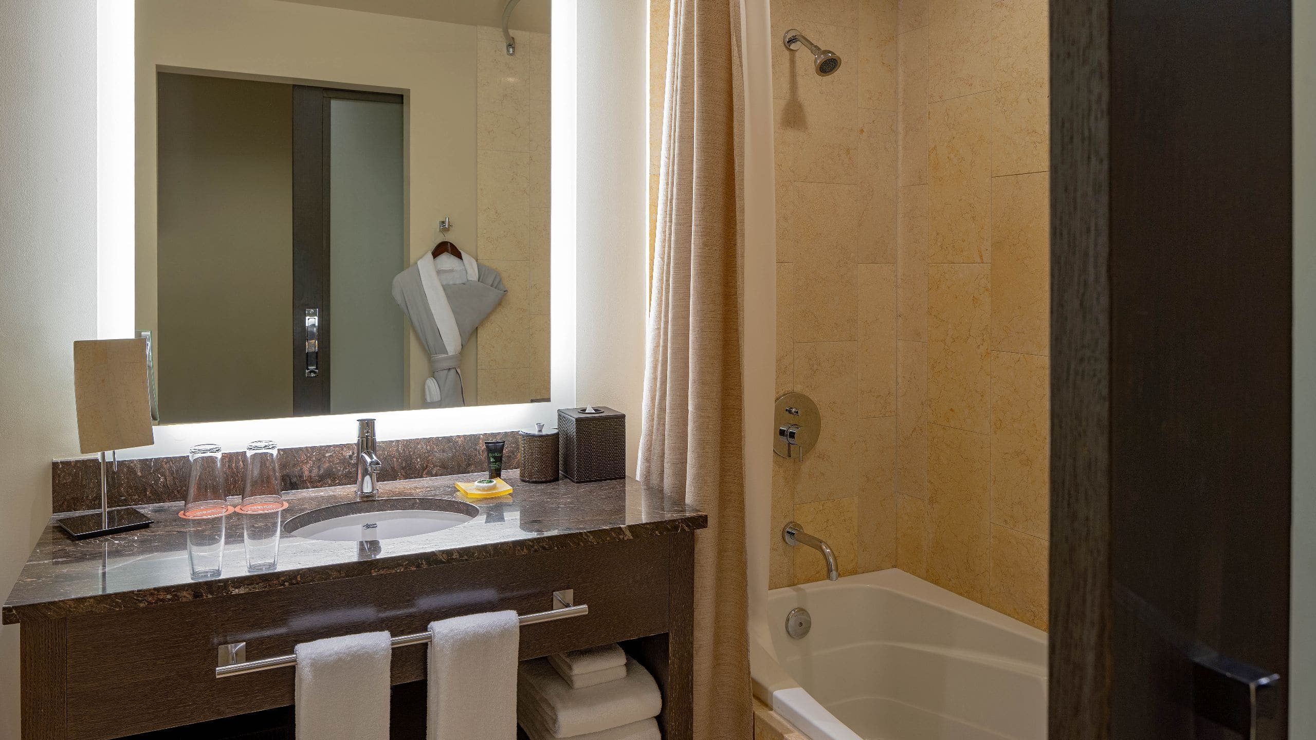 第 2，共 2 Hyatt at Olive 8 Bathroom With Tub