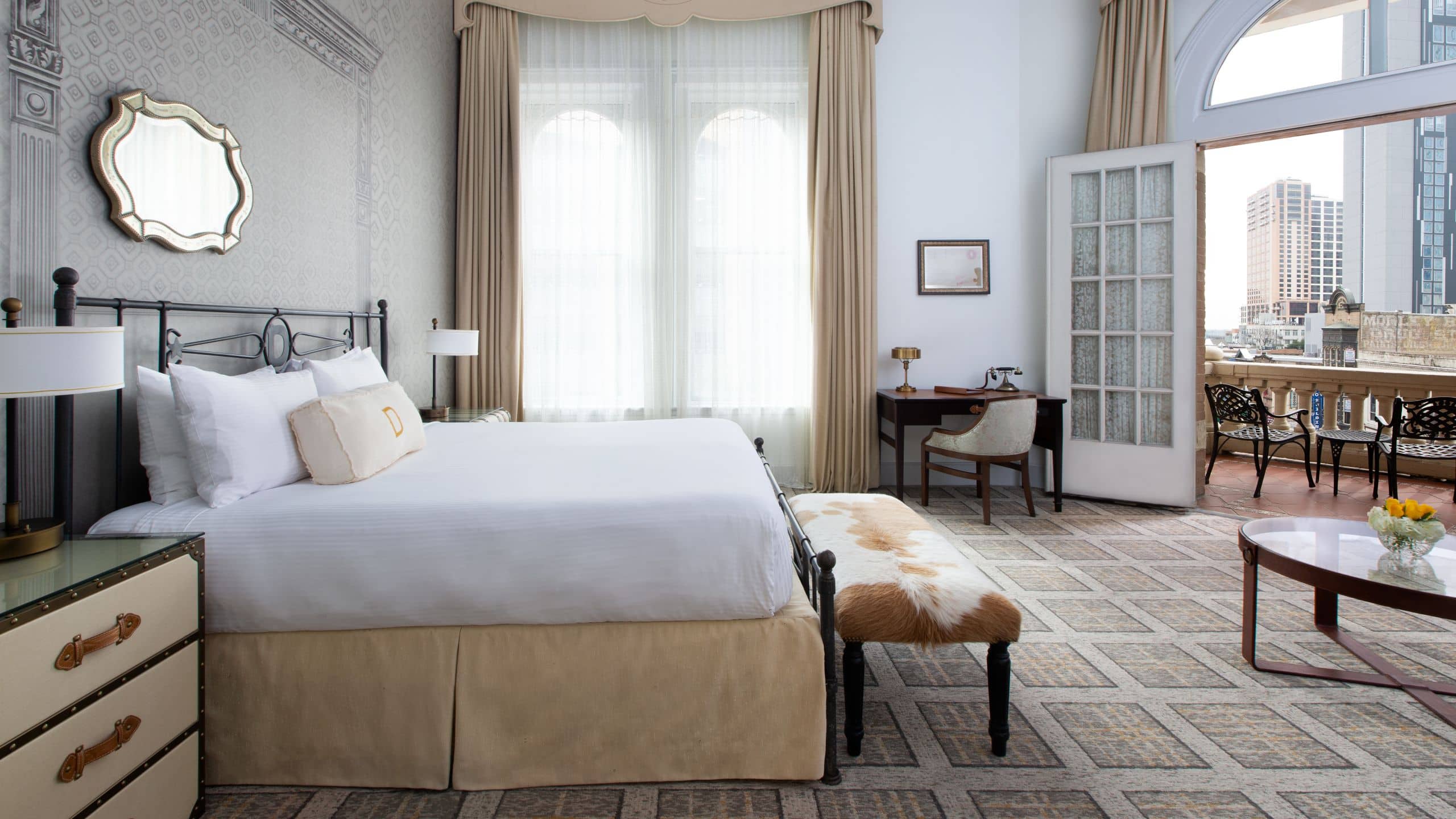 1 из 2 The Driskill Balcony Guest Room