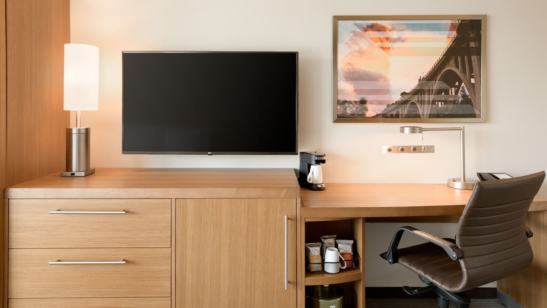 Hyatt Place Pasadena Guestroom Desk