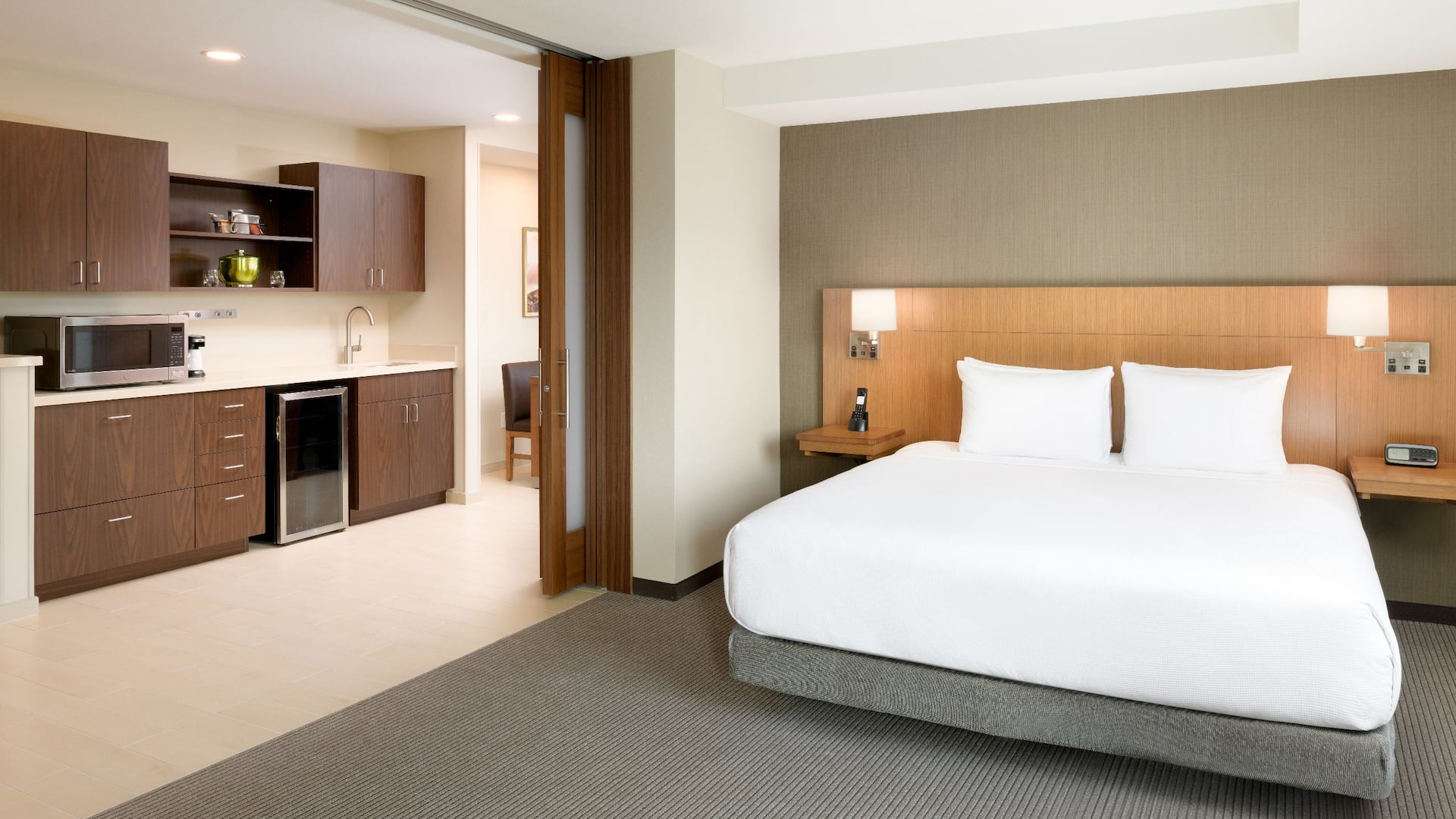 Hyatt Place Pasadena One Bedroom Suite Wet Bar