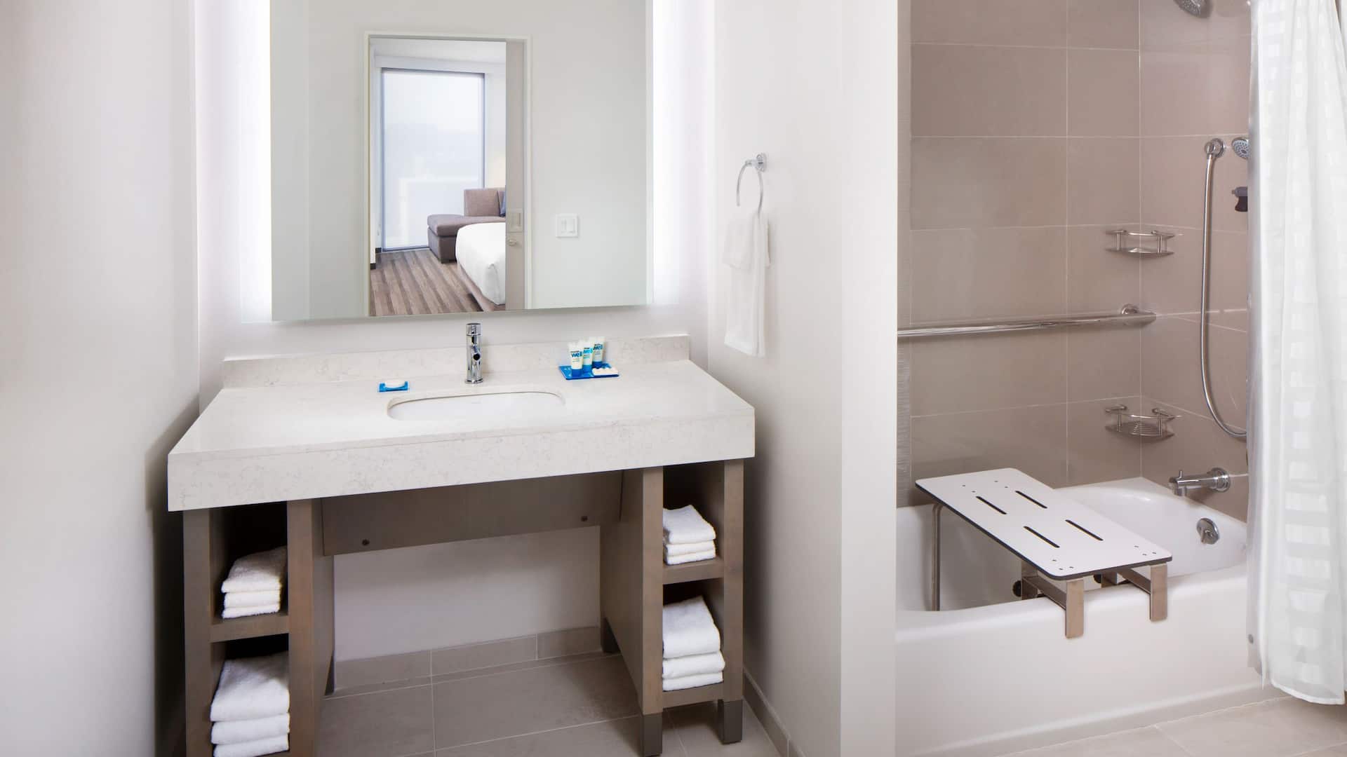 第 3，共 4 Hyatt House Nashville at Vanderbilt ADA Tub Bathroom