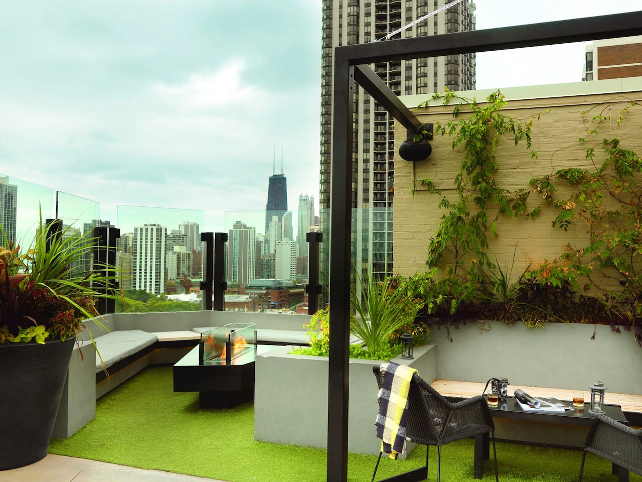 J Parker Rooftop Bar in Chicago Hotel Lincoln JDV by Hyatt