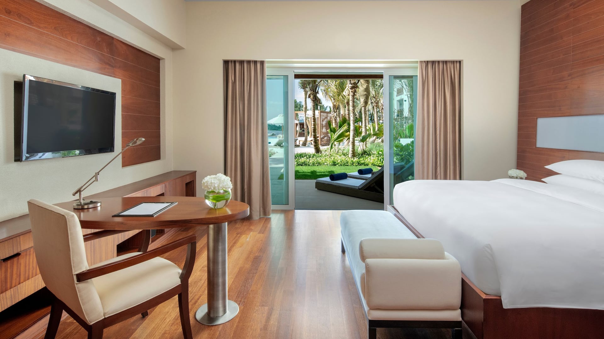 King Bed Lagoon Beach Room at Park Hyatt Dubai 