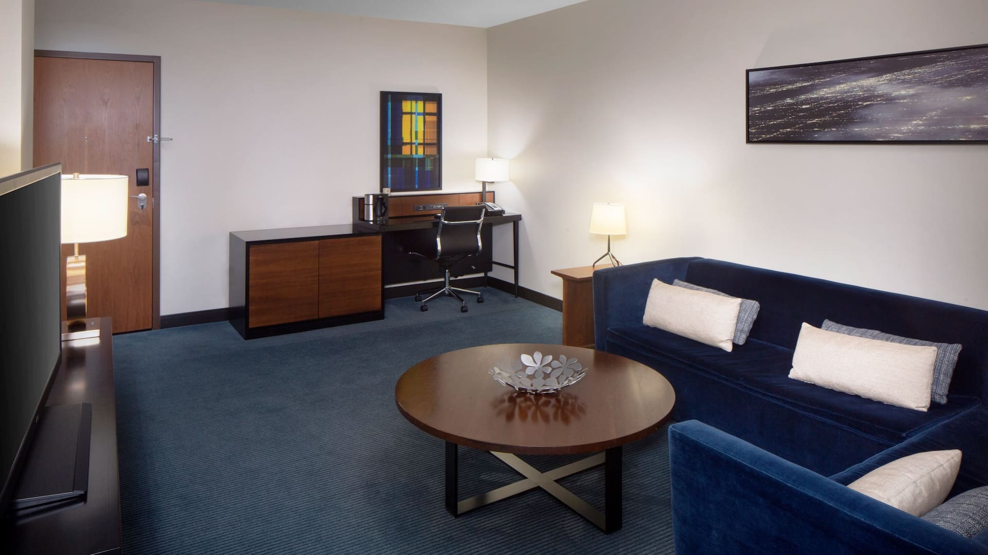 2/3 Hyatt Regency Minneapolis Executive Suite Living Room