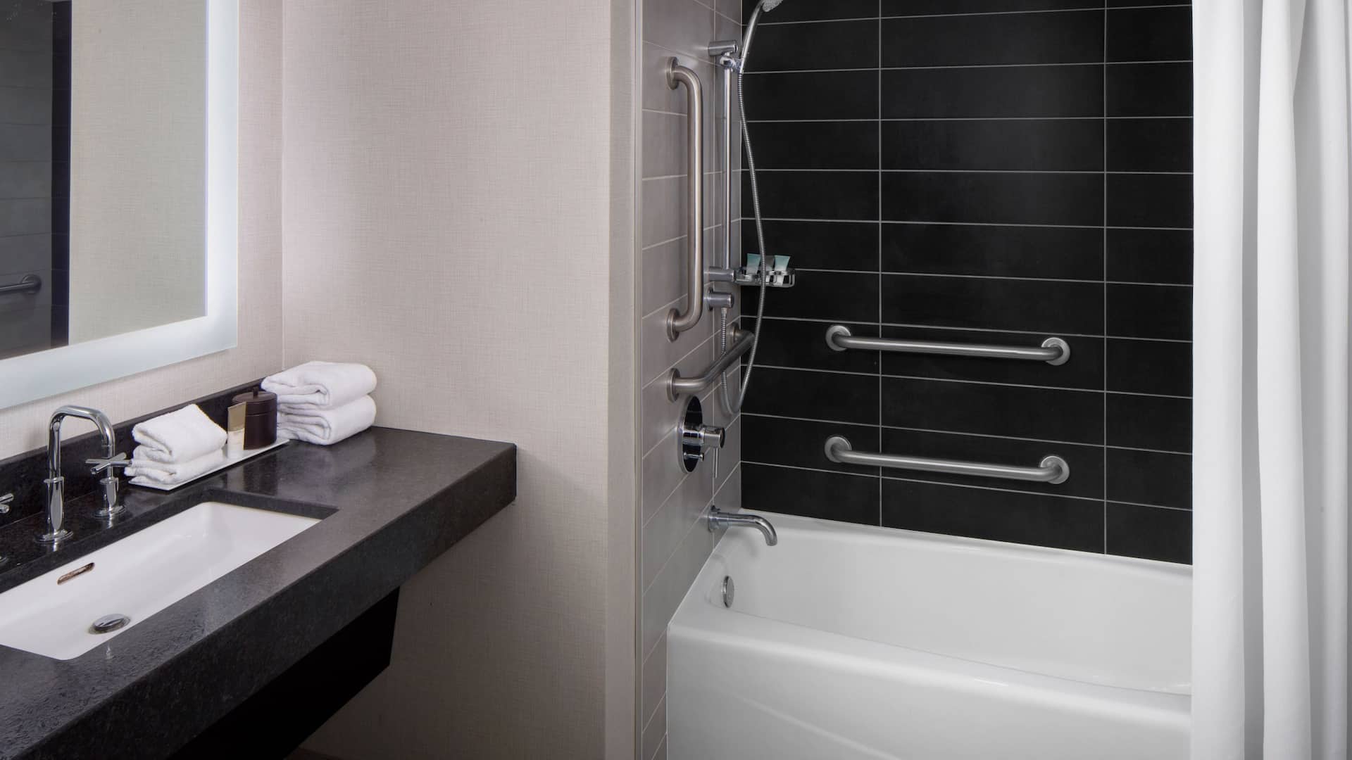 2/2 Hyatt Regency Minneapolis ADA Tub Bathroom Tub