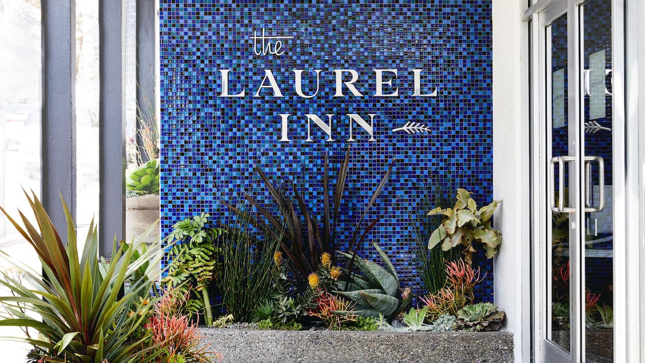 Laurel Inn Hotel Entrance