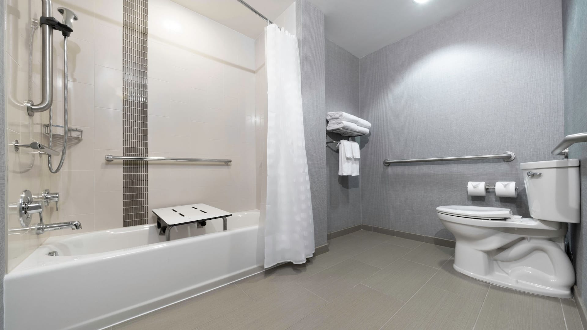 第 3，共 4 Hyatt Place Sandestin/at Grand Boulevard Accessible Bathtub