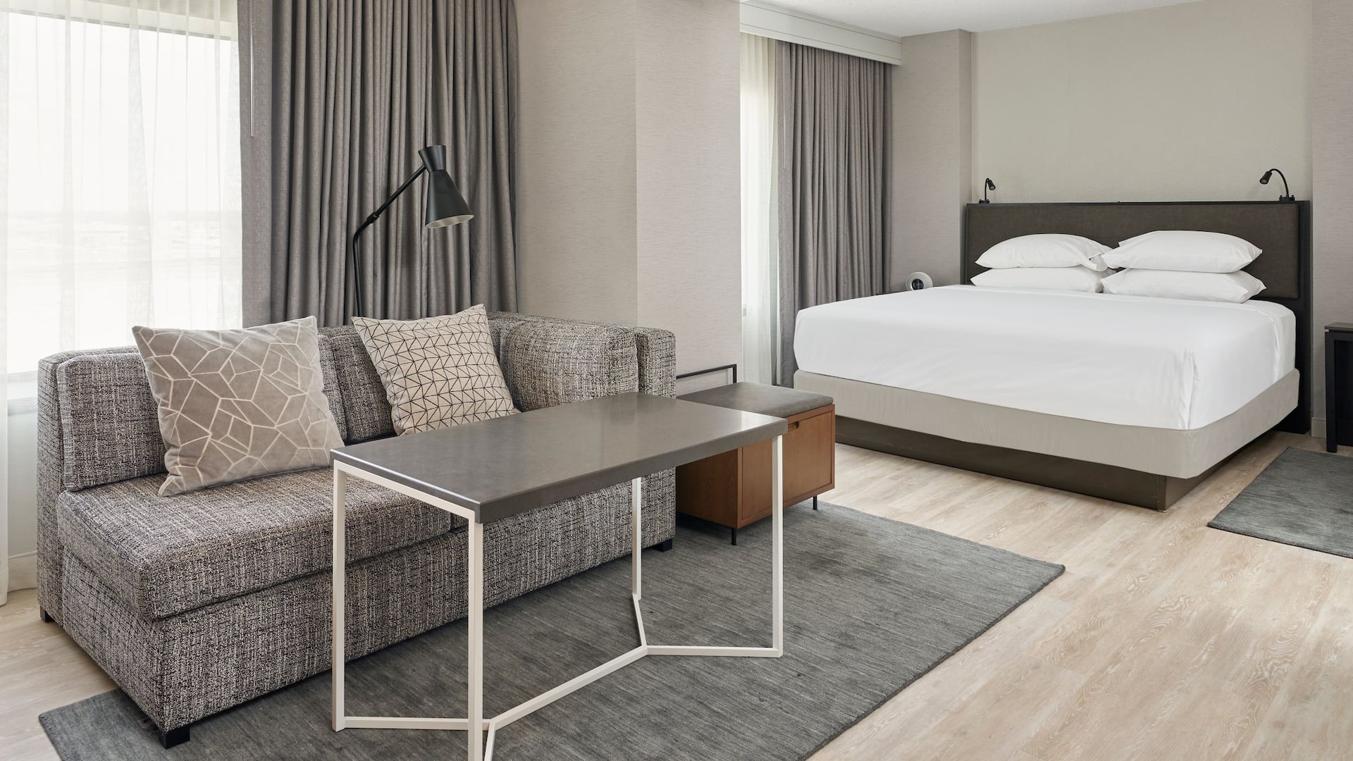 1 von 3 Hyatt Regency Deerfield Business King Guestroom