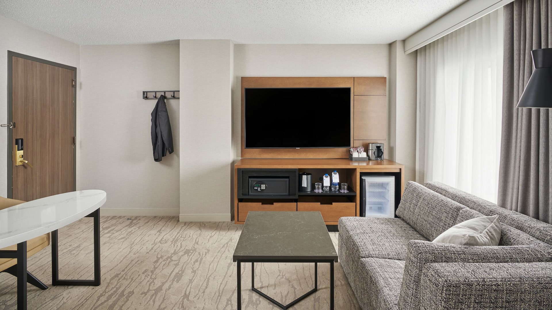 3 von 3 Hyatt Regency Deerfield Standard Guestroom Living Area