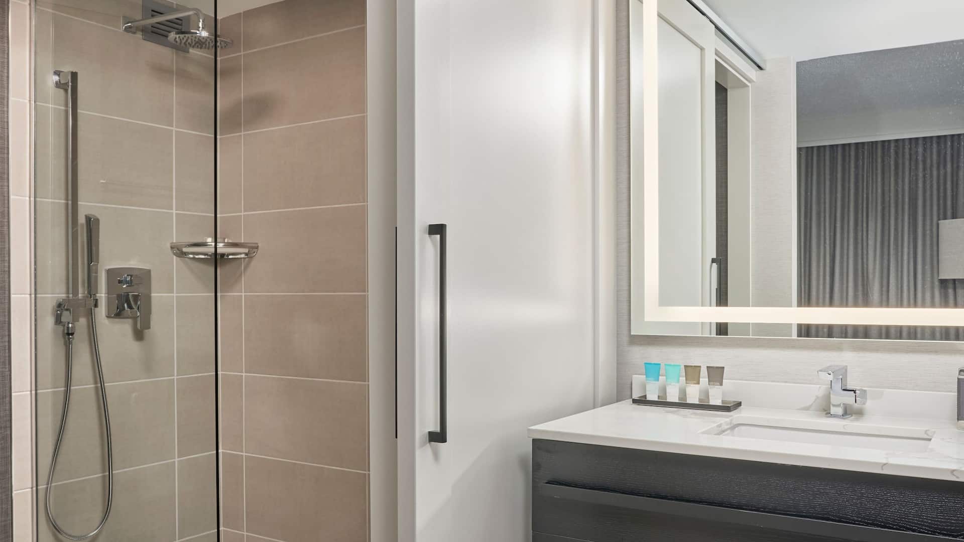 2 von 3 Hyatt Regency Deerfield Standard Bathroom