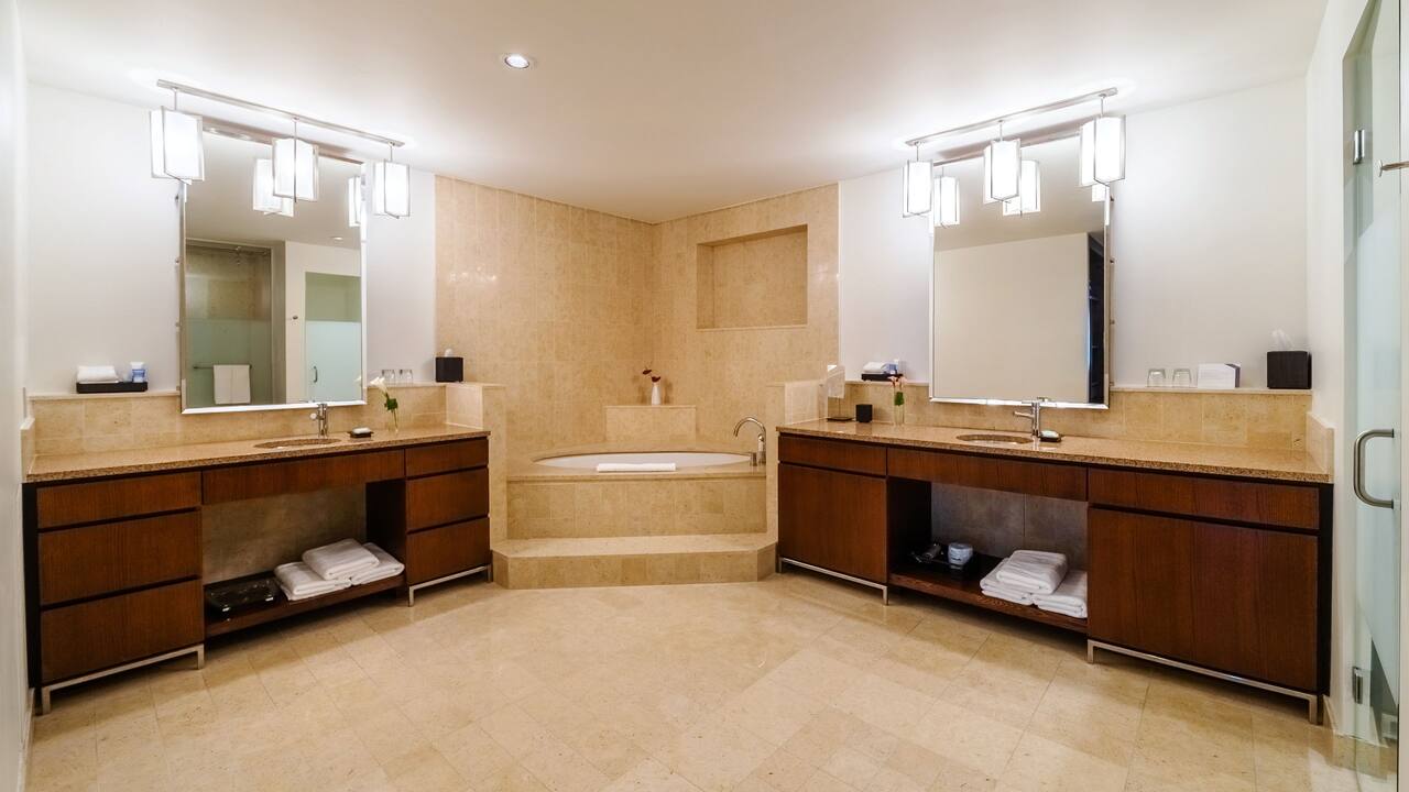Diplomat Suite Bath