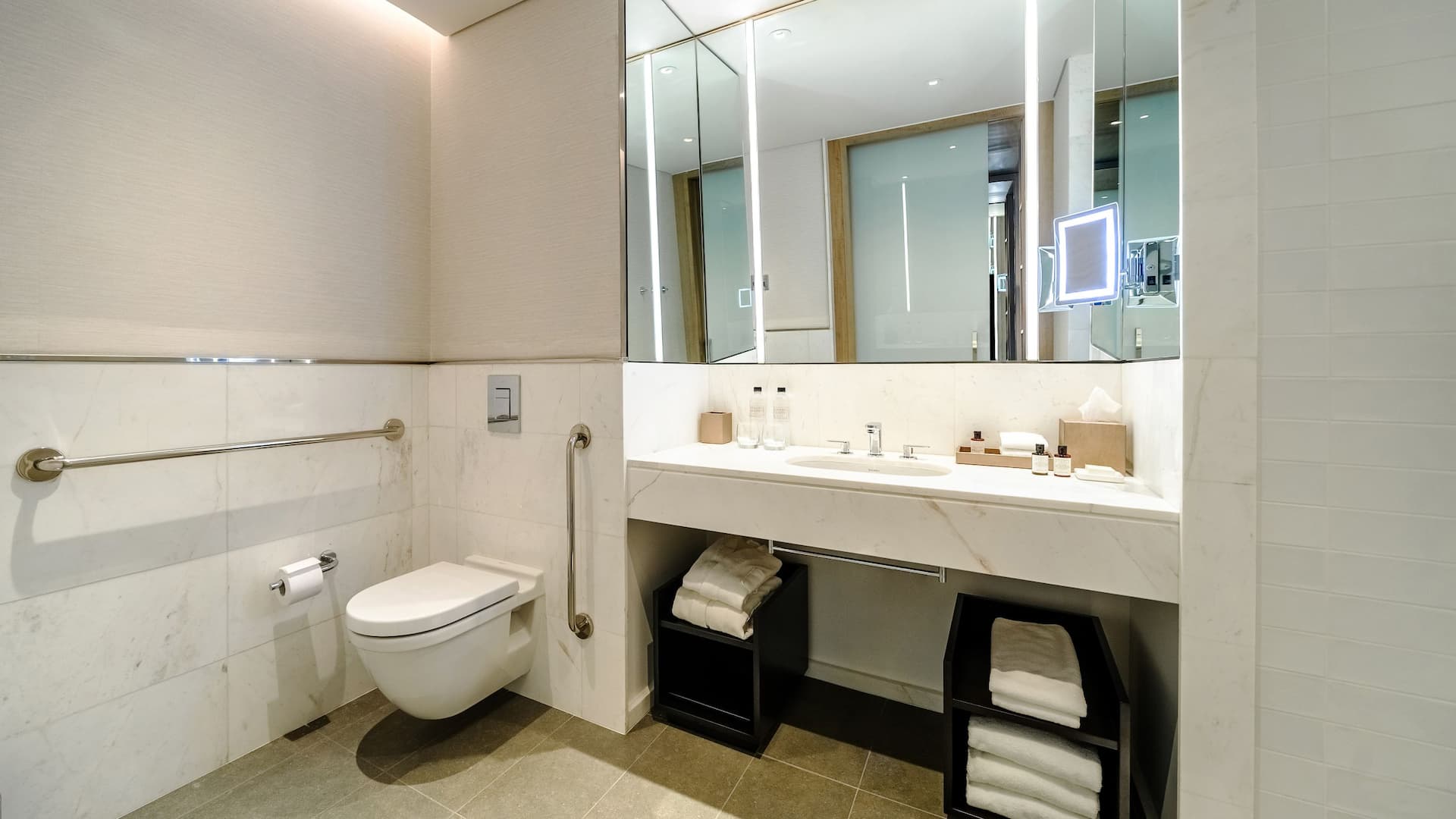 第 3，共 3 Grand Hyatt Bogotá ADA Bathroom