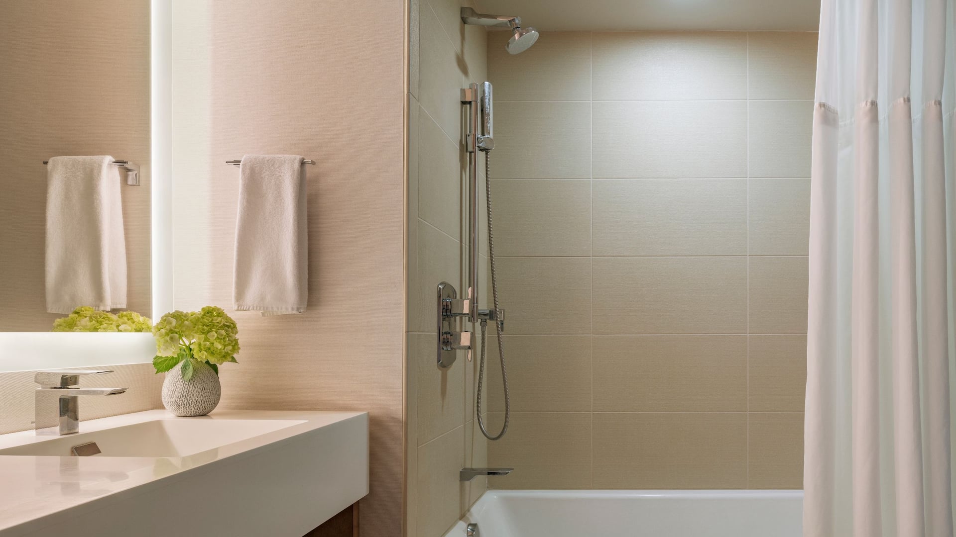 4 de 4 Hyatt Regency Grand Cypress Queen Double Guestroom Bathroom
