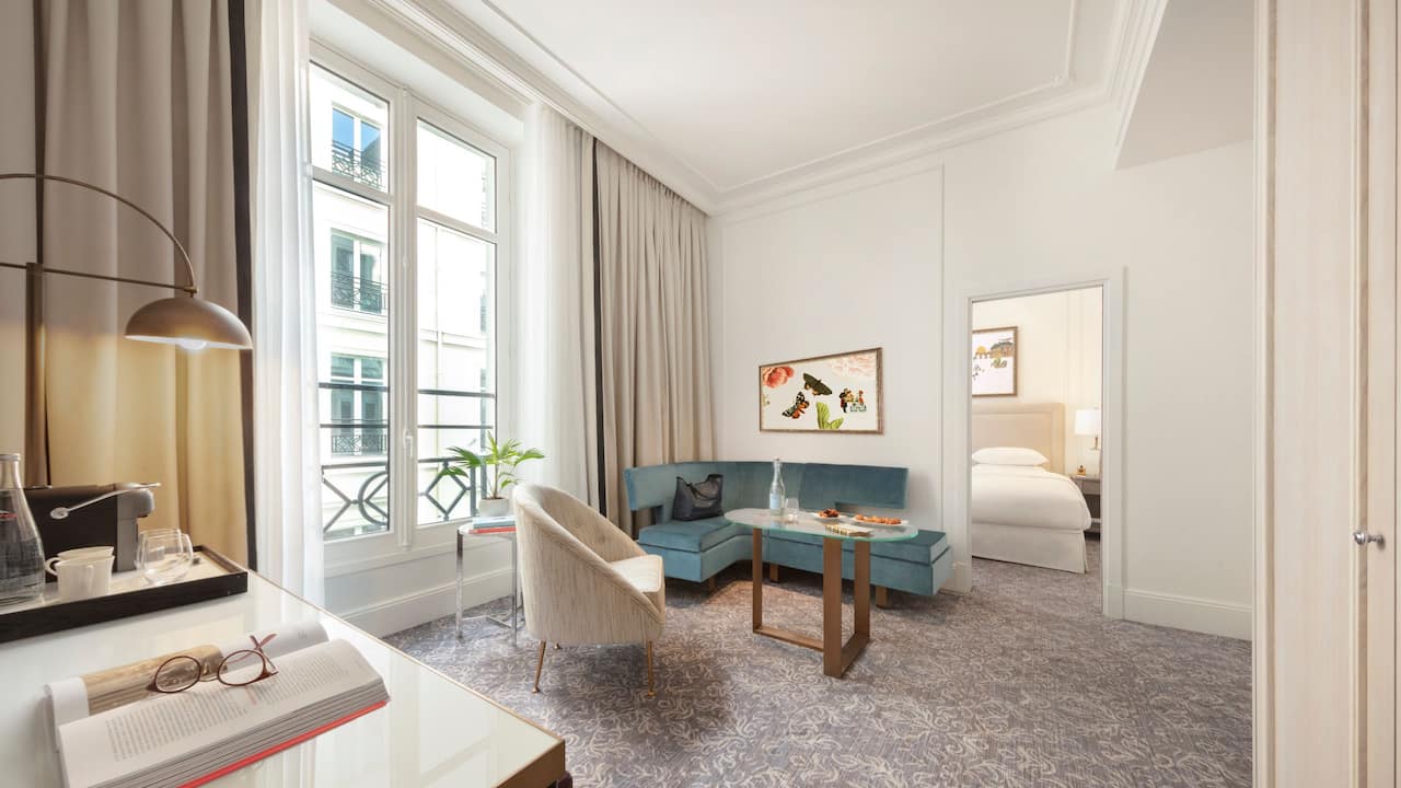 Living room in suite at Hotel du louvre by Hyatt
