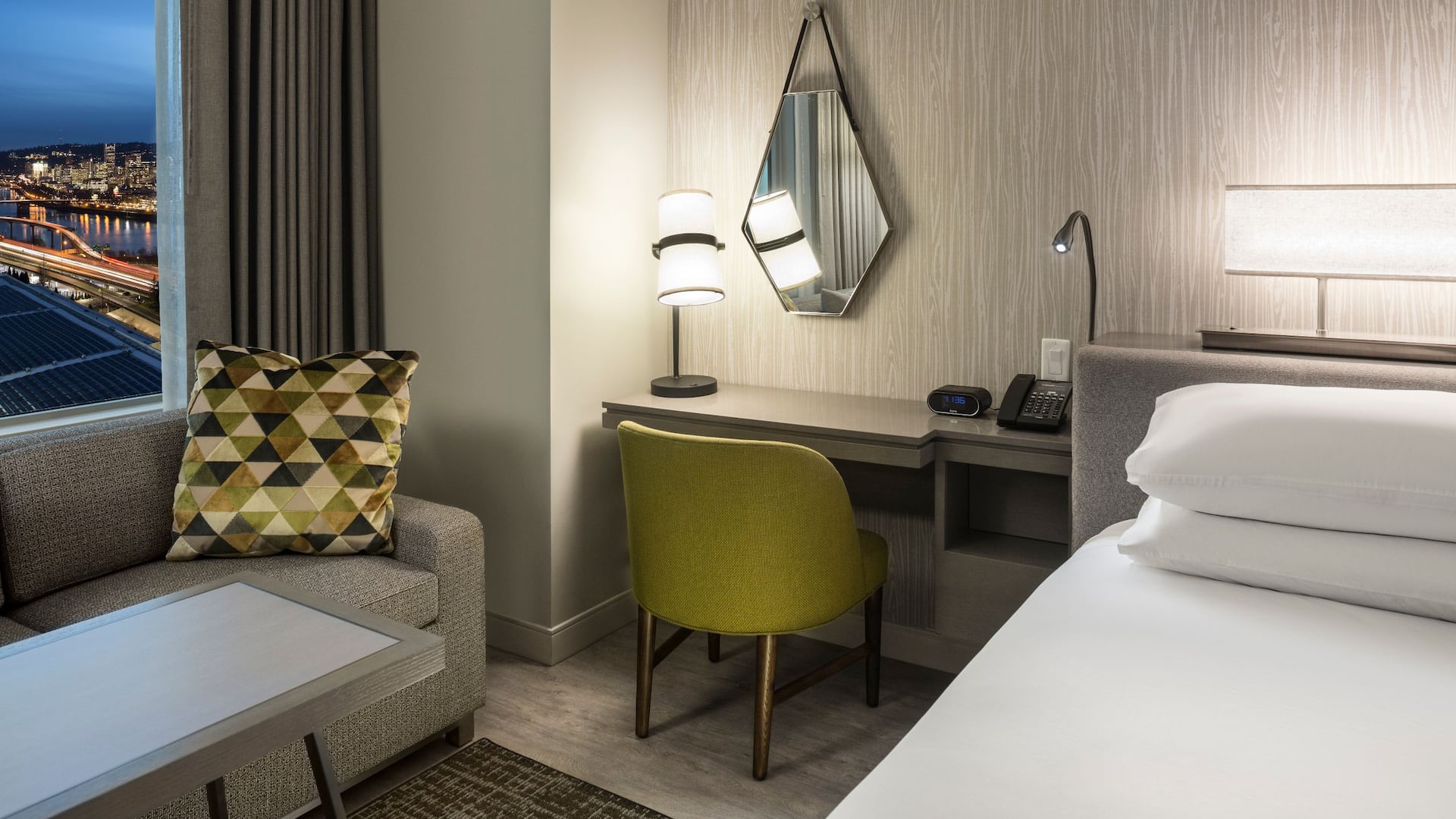 2/7 Hyatt Regency Portland at the Oregon Convention Center King Standard