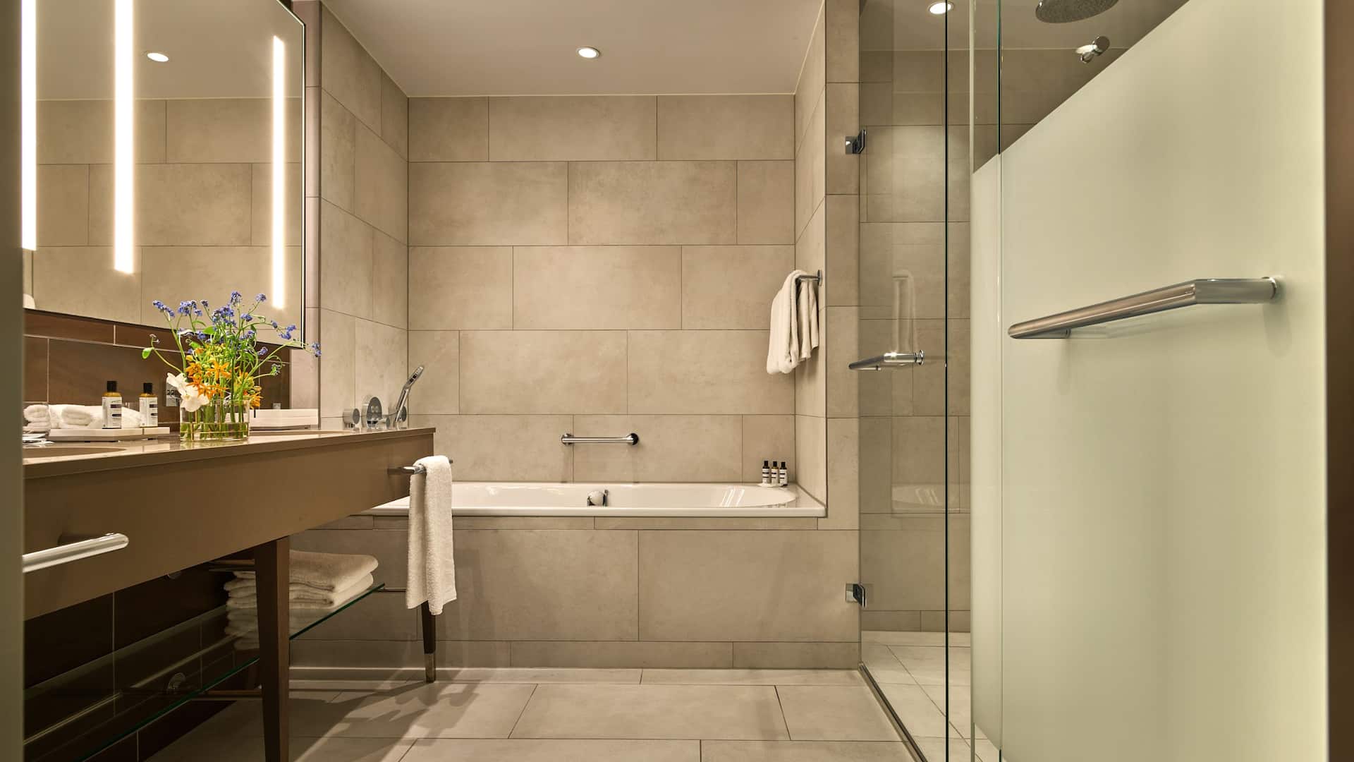 3 von 11 Hyatt Regency Amsterdam Executive Suite Bathroom