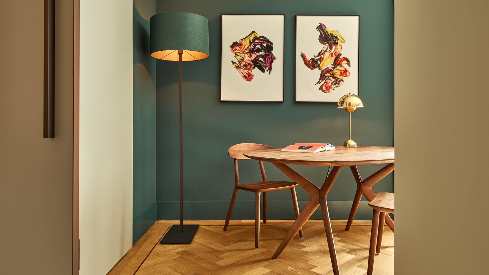 7 von 11 Hyatt Regency Amsterdam Executive Suite Desk