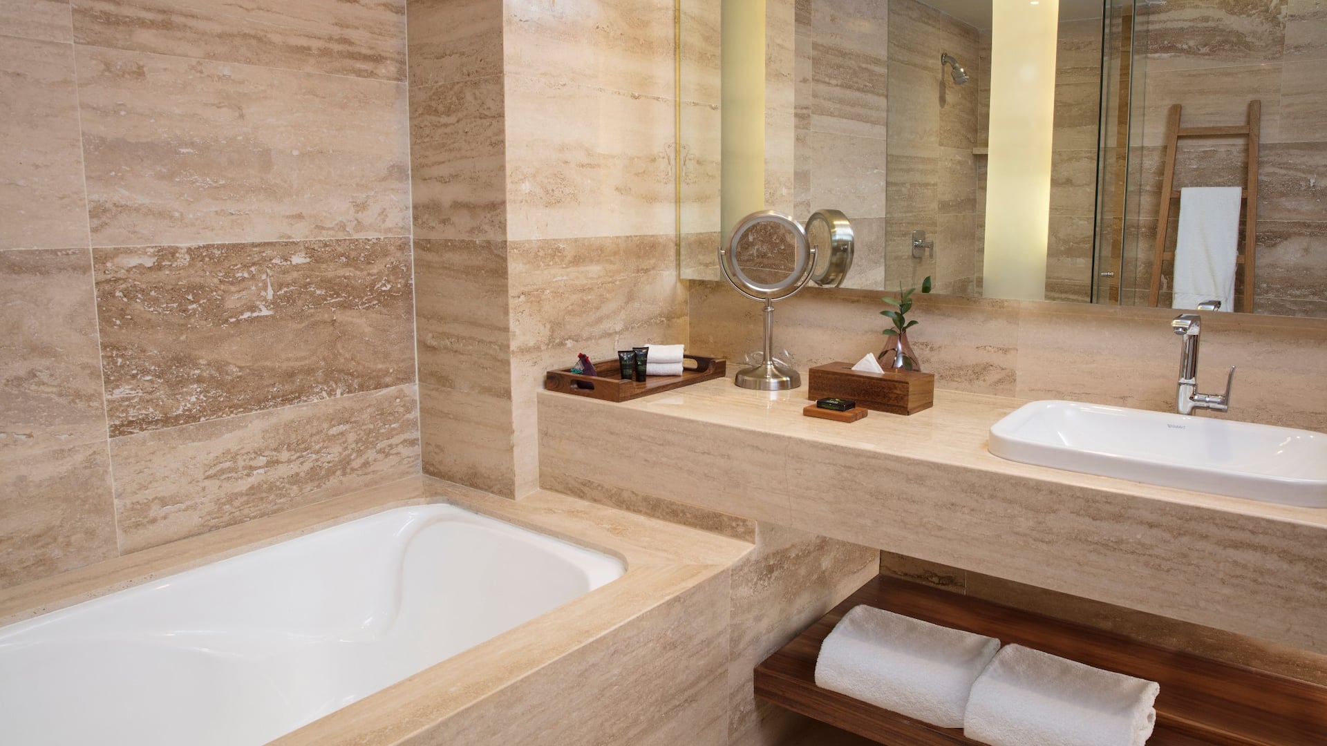 2 de 2 Hyatt Centric Campestre León King Room Bathtub