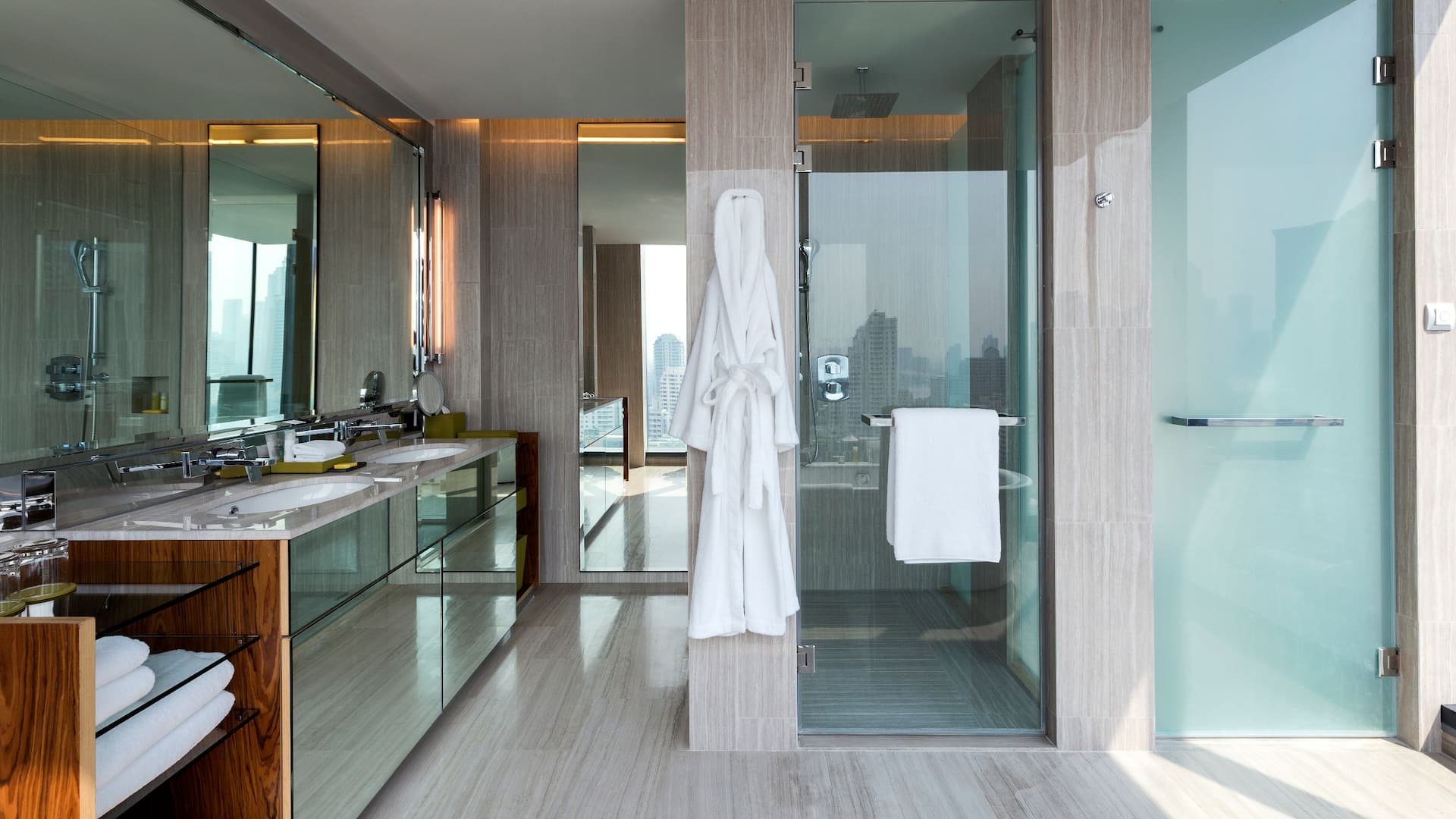 2/5 Hyatt Regency Bangkok Sukhumvit Regency Suite Bathroom