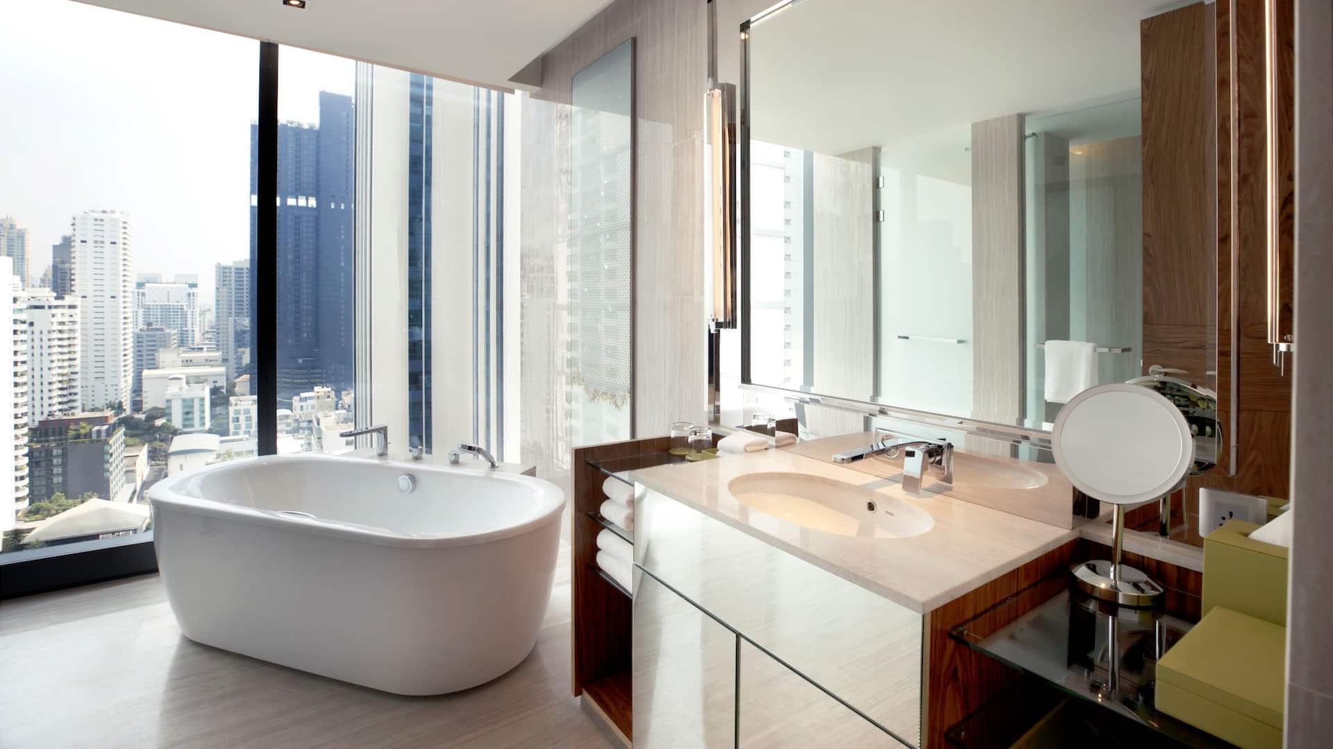 2/2 Hyatt Regency Bangkok Sukhumvit Deluxe Room Bathroom