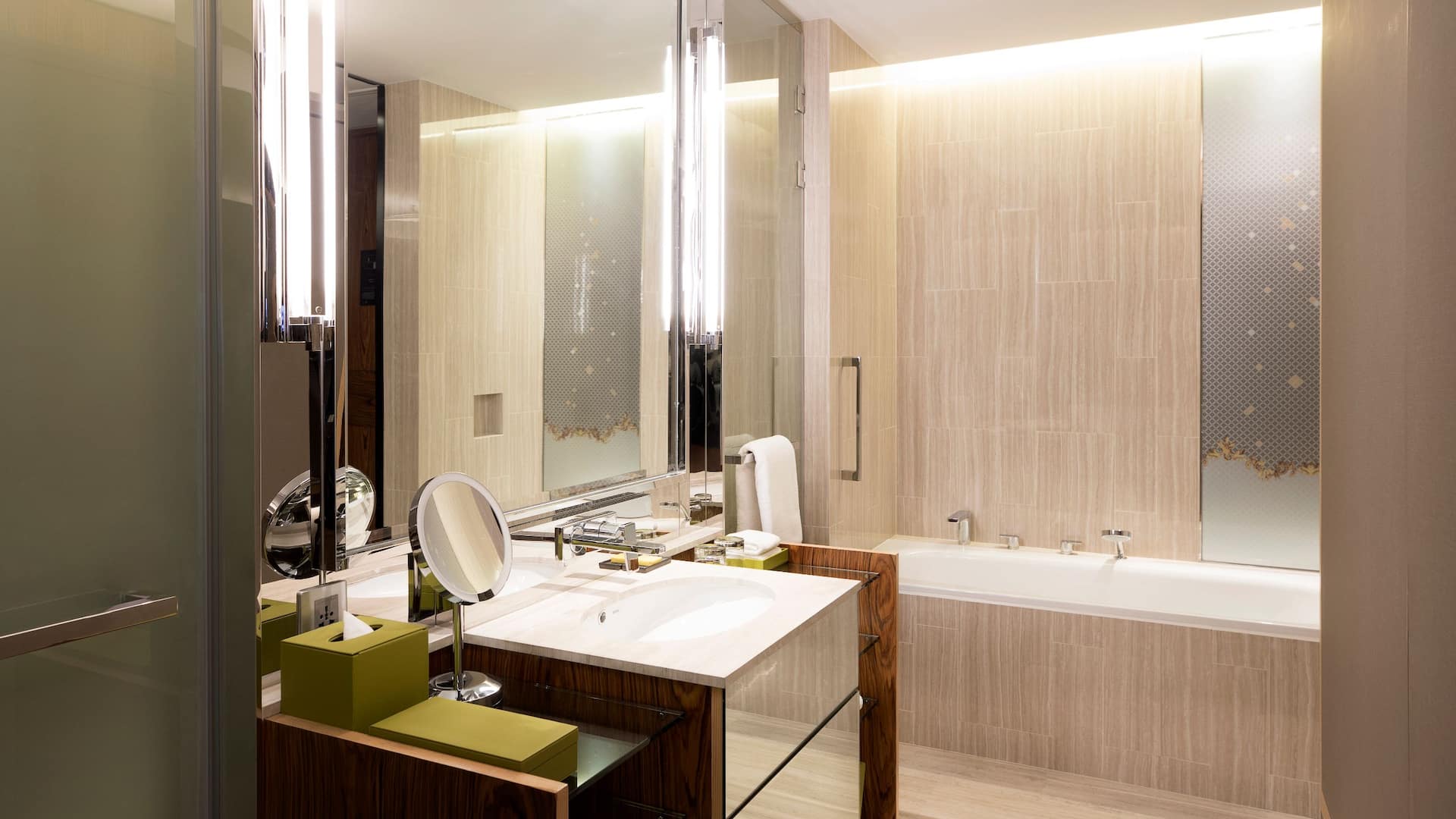 2/2 Hyatt Regency Bangkok Sukhumvit King Room Bathroom