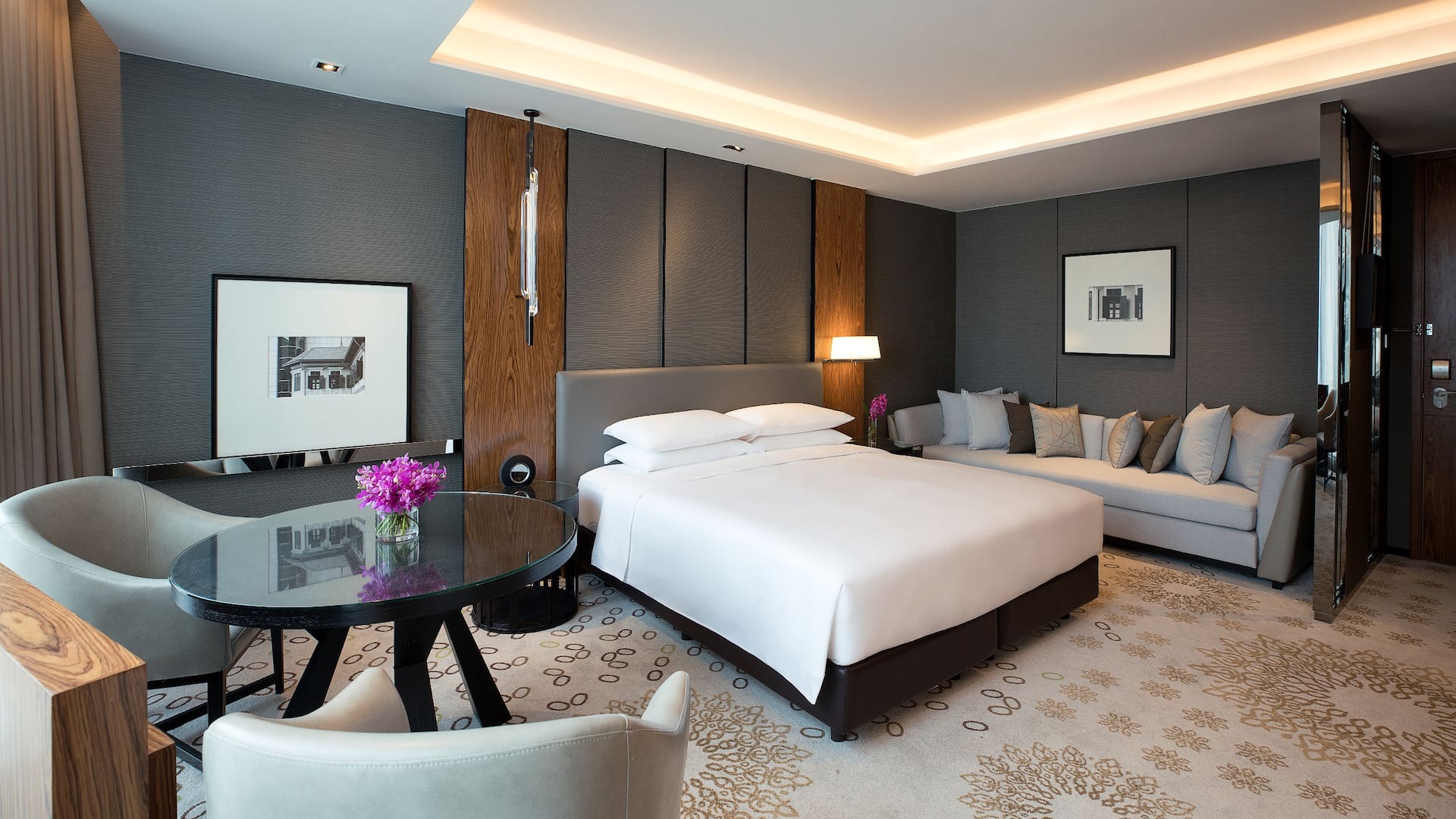 1/2 Hyatt Regency Bangkok Sukhumvit King Room Deluxe Room Bedroom