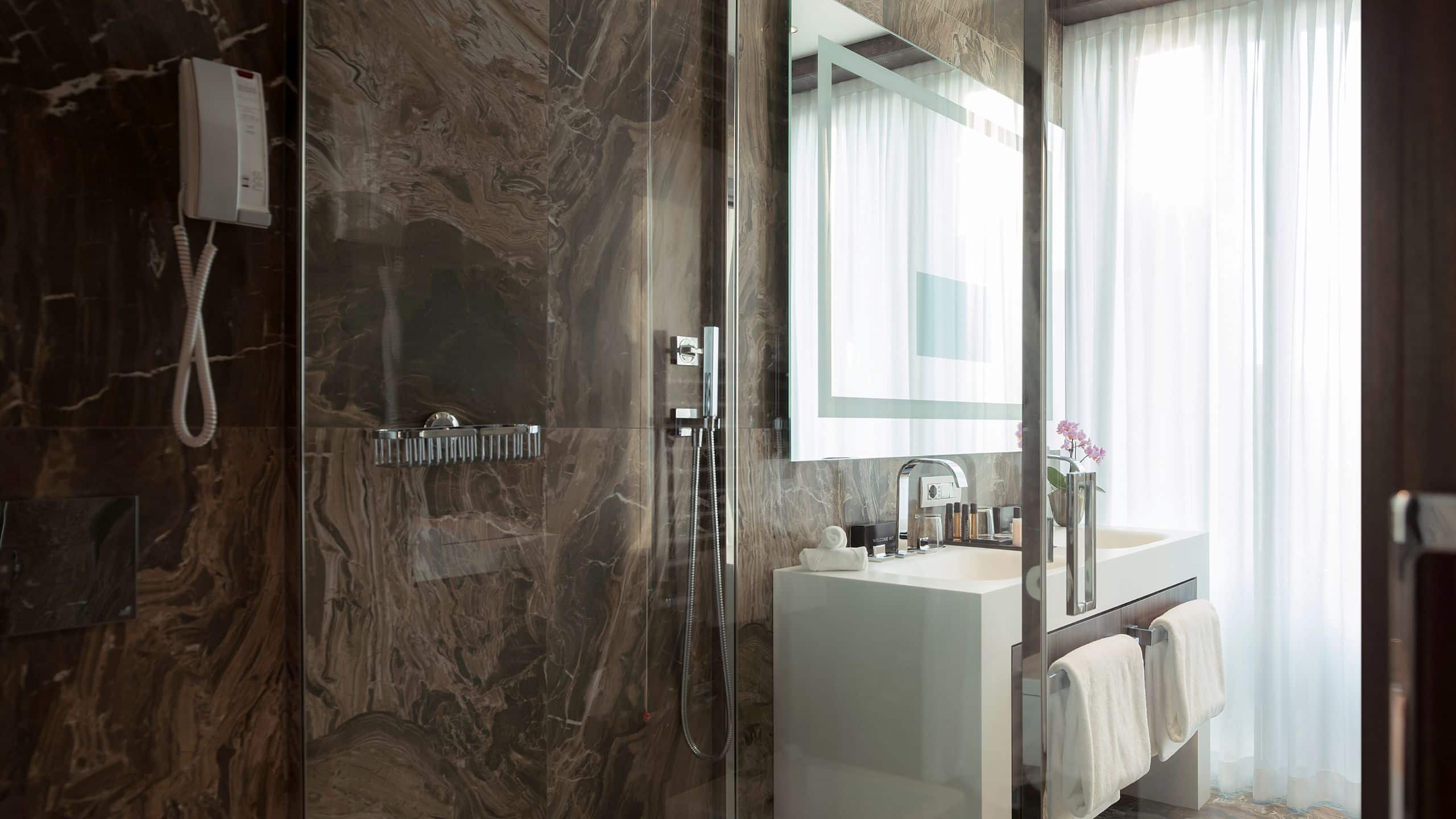 Hyatt Centric Milan Centrale Terrace King Suite with City View Bathroom