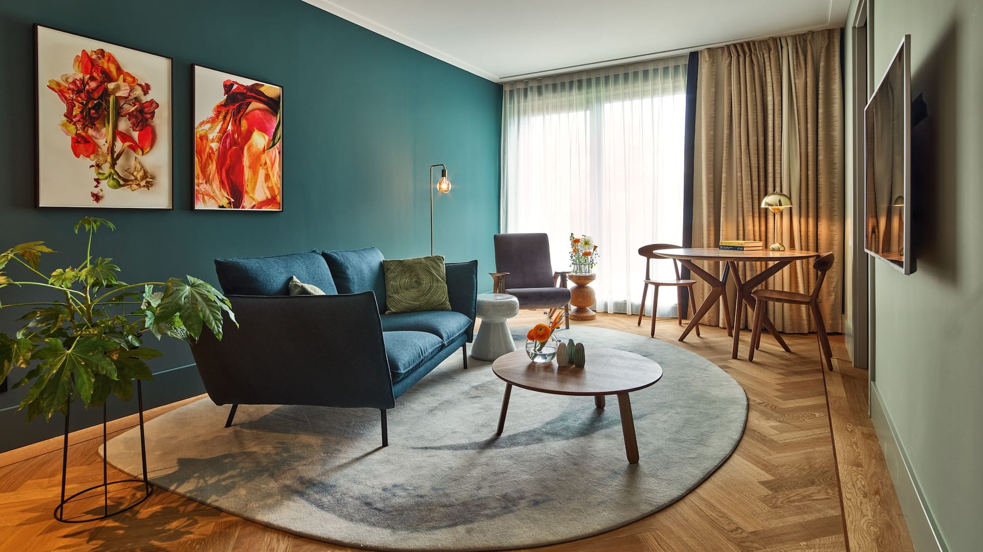 4 von 8 Hyatt Regency Amsterdam Regency Suite Living Area