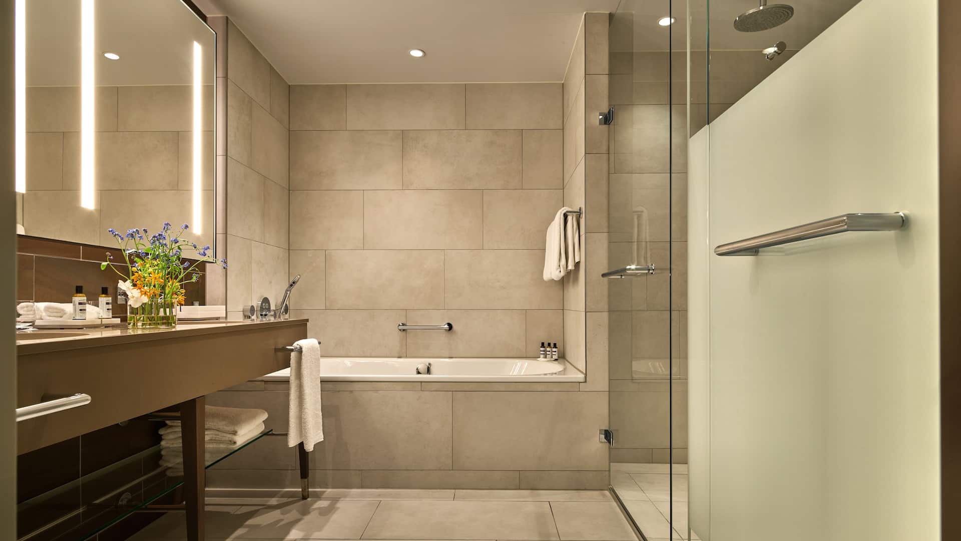 5 von 8 Hyatt Regency Amsterdam Regency Suite Bathroom