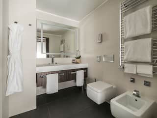 Hyatt Centric Milan Centrale Premier Suite Bathroom