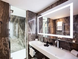 Hyatt Centric Milan Centrale Skyline Suite Bathroom