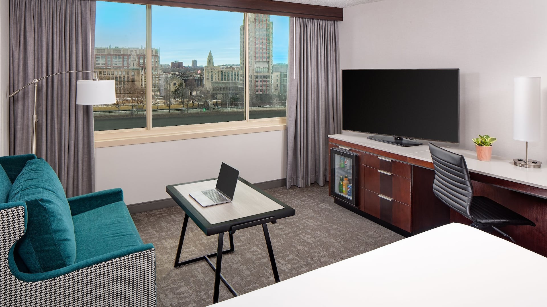1 de 4 Hyatt Regency Boston / Cambridge King Guestroom Boston View
