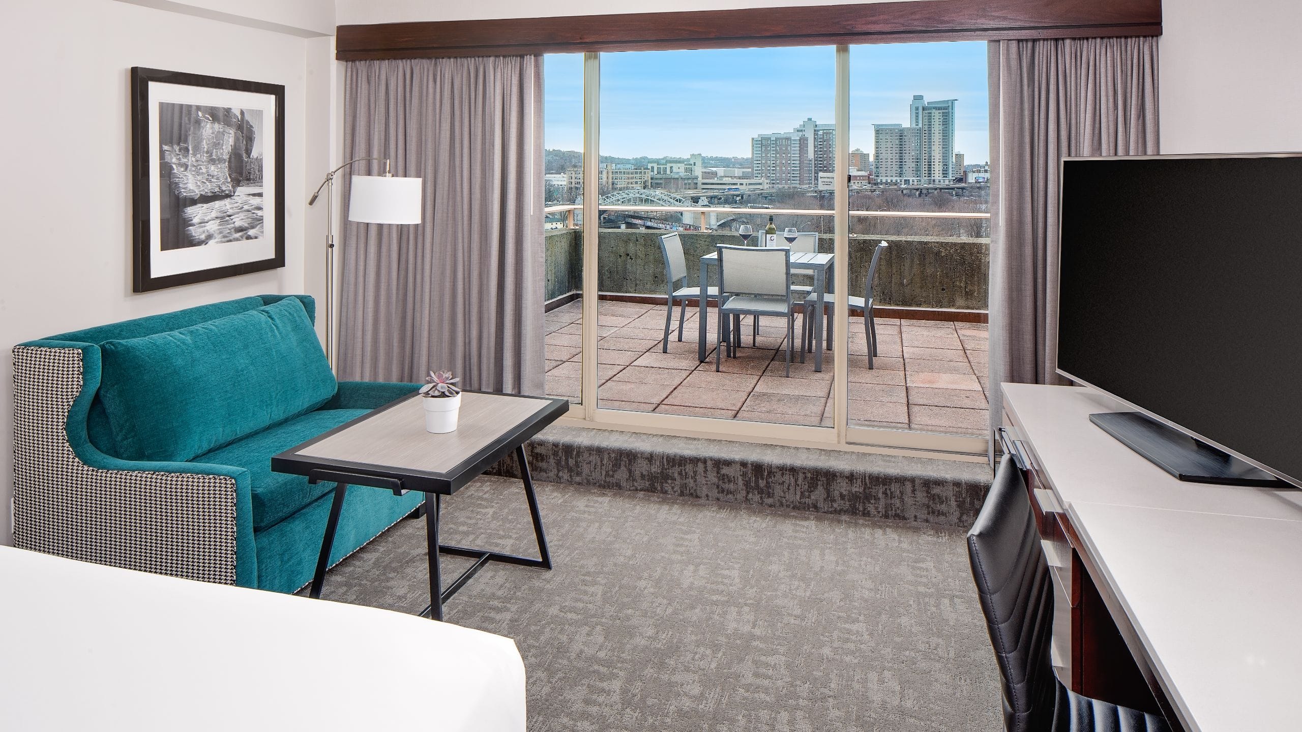 Hyatt Regency Boston / Cambridge Guestroom Balcony View