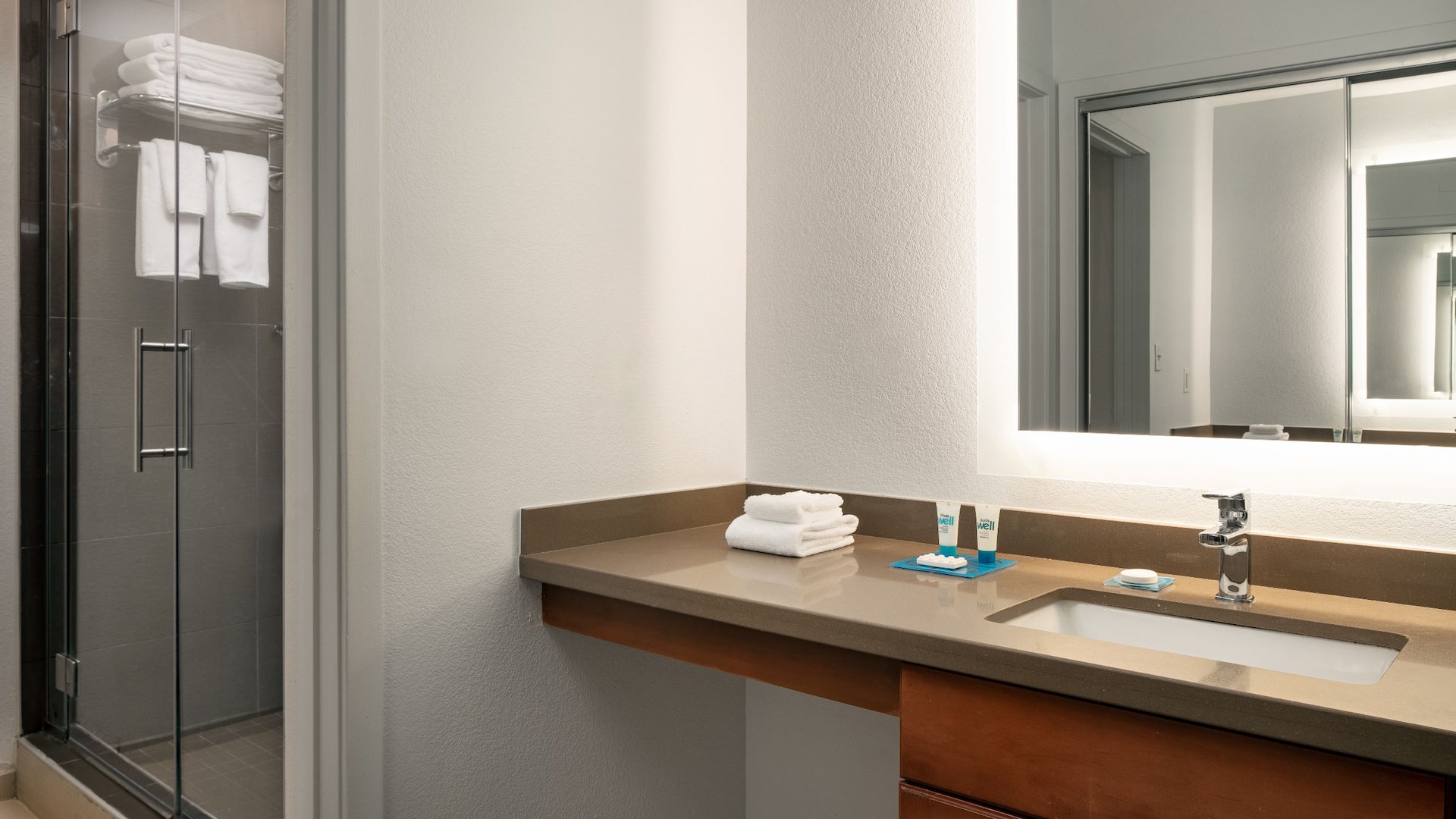 5 de 6 Hyatt House Denver Tech Center Standard Bathroom