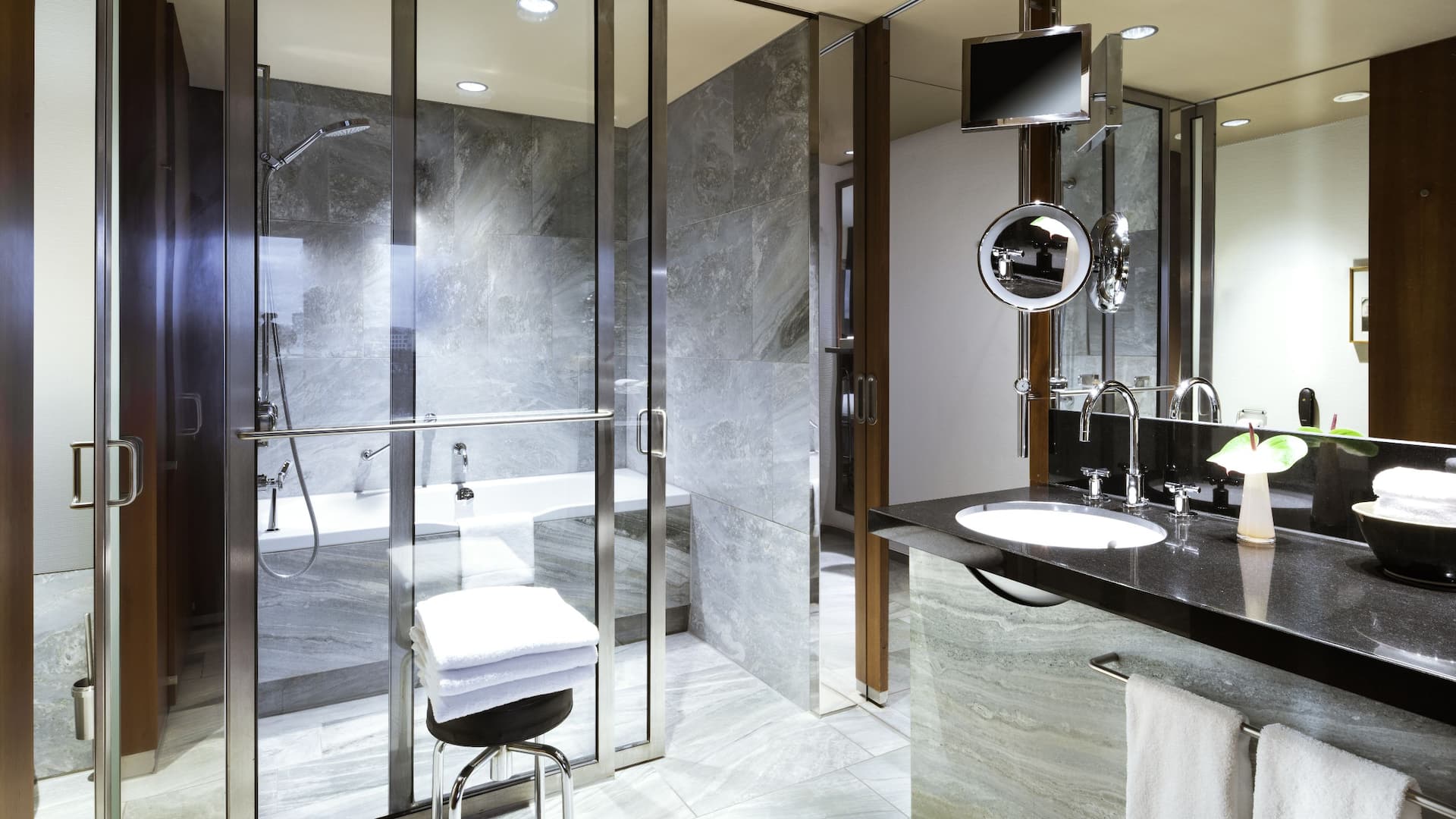 3 of 5 Grand Hyatt Berlin Grand Room Bathroom