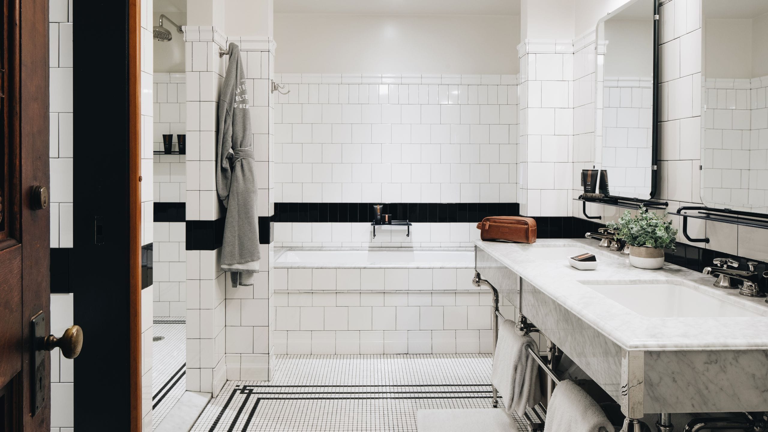 6 de 8 Chicago Athletic Association Founders Suite Bathroom